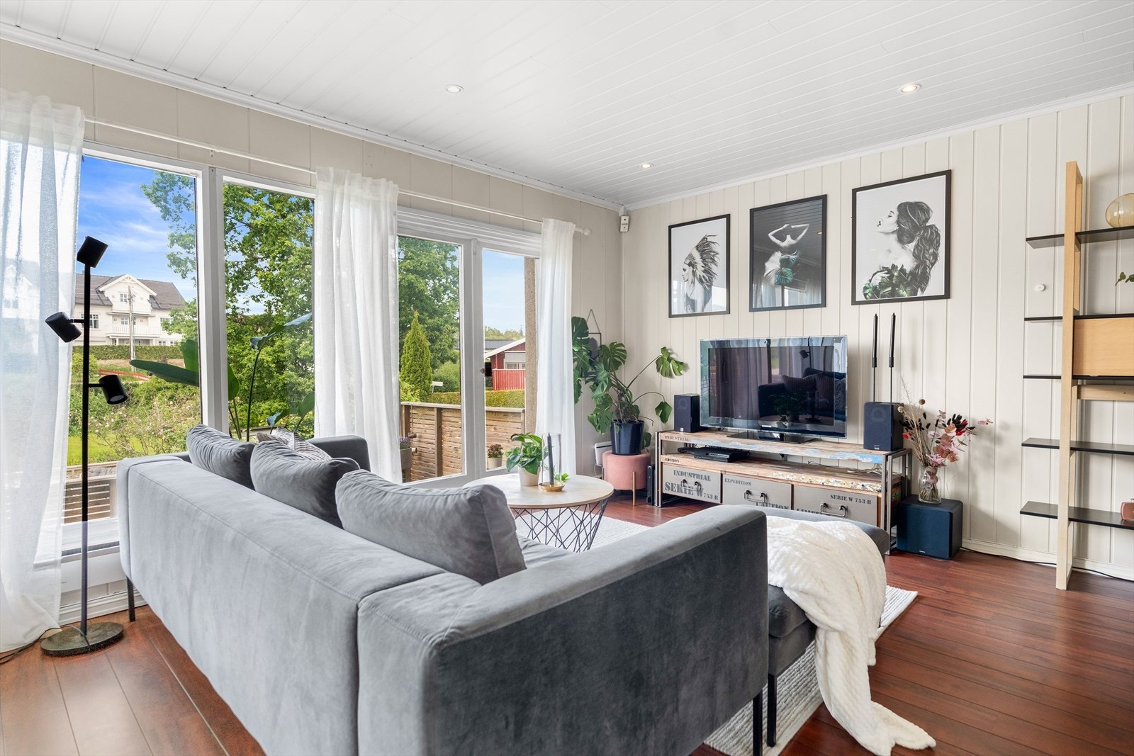 Det er fint utsyn mot terrasse og hage fra stuevinduene. Galleribilde