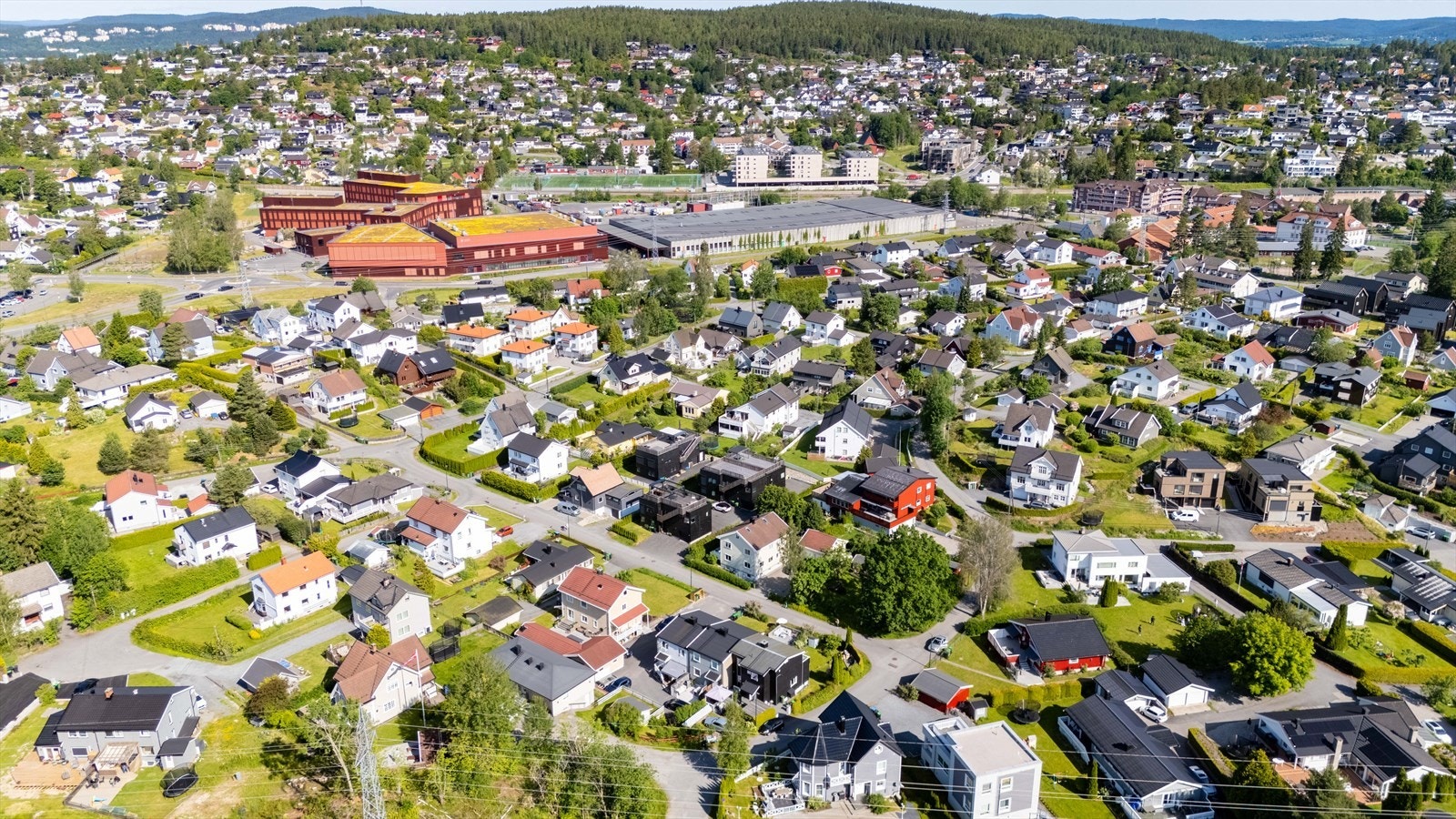 Kort spasertur til skoler, barnehager, tog, butikker, turmuligheter m.m. Galleribilde