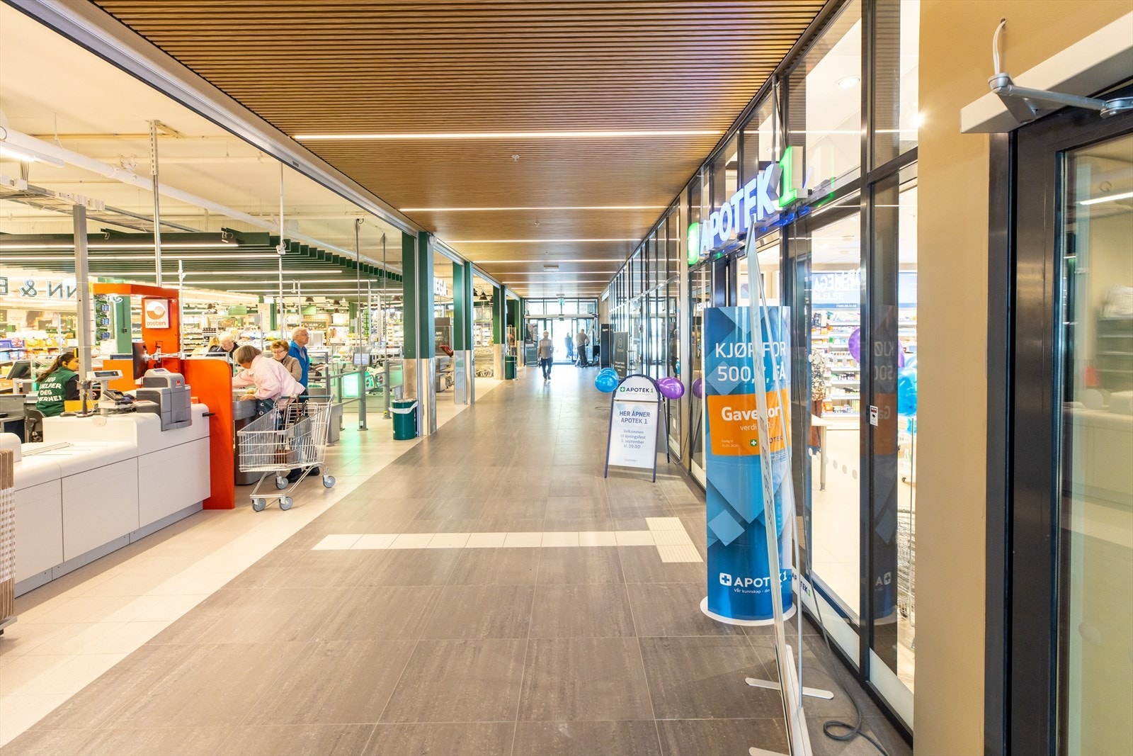 Dagligvarehandelen kan også enkelt gjøres på Fjellhamar Torg, hvor du finner Coop Mega eller på Kiwi på andre siden av togstasjonen. Galleribilde