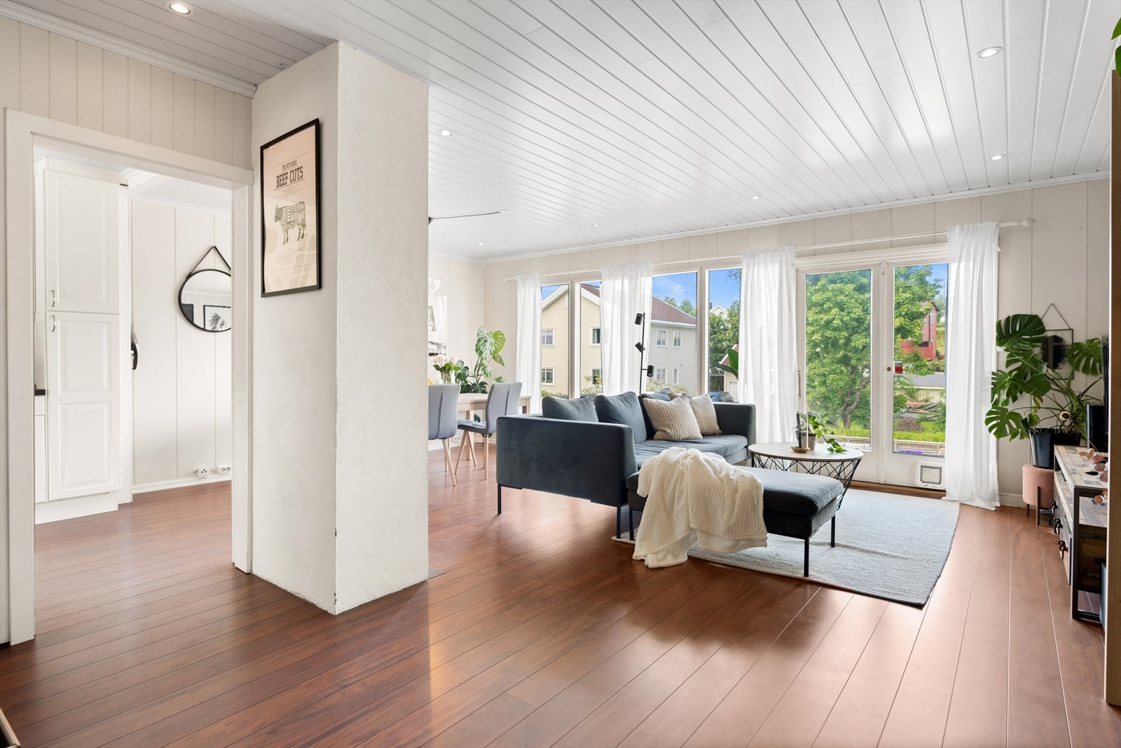 Stuen er av fin størrelse, med store vindusflater som slipper inn rikelig med naturlig lys. Galleribilde