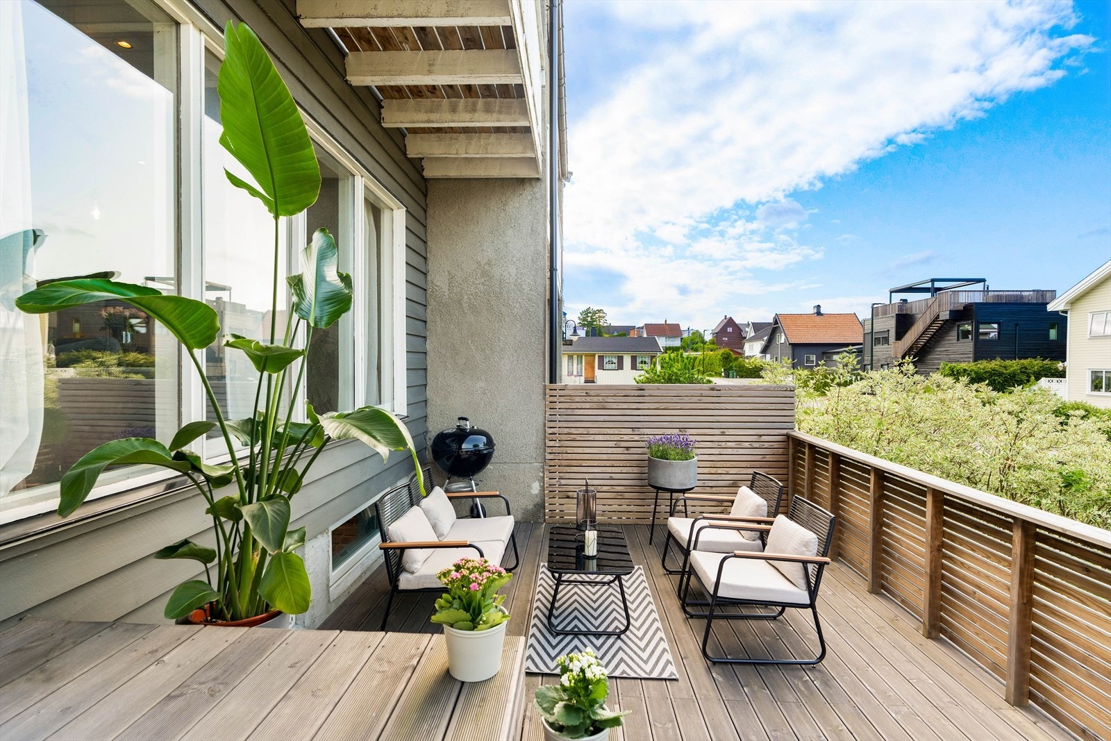 Her ute er det plass til flere sittegrupper. Galleribilde