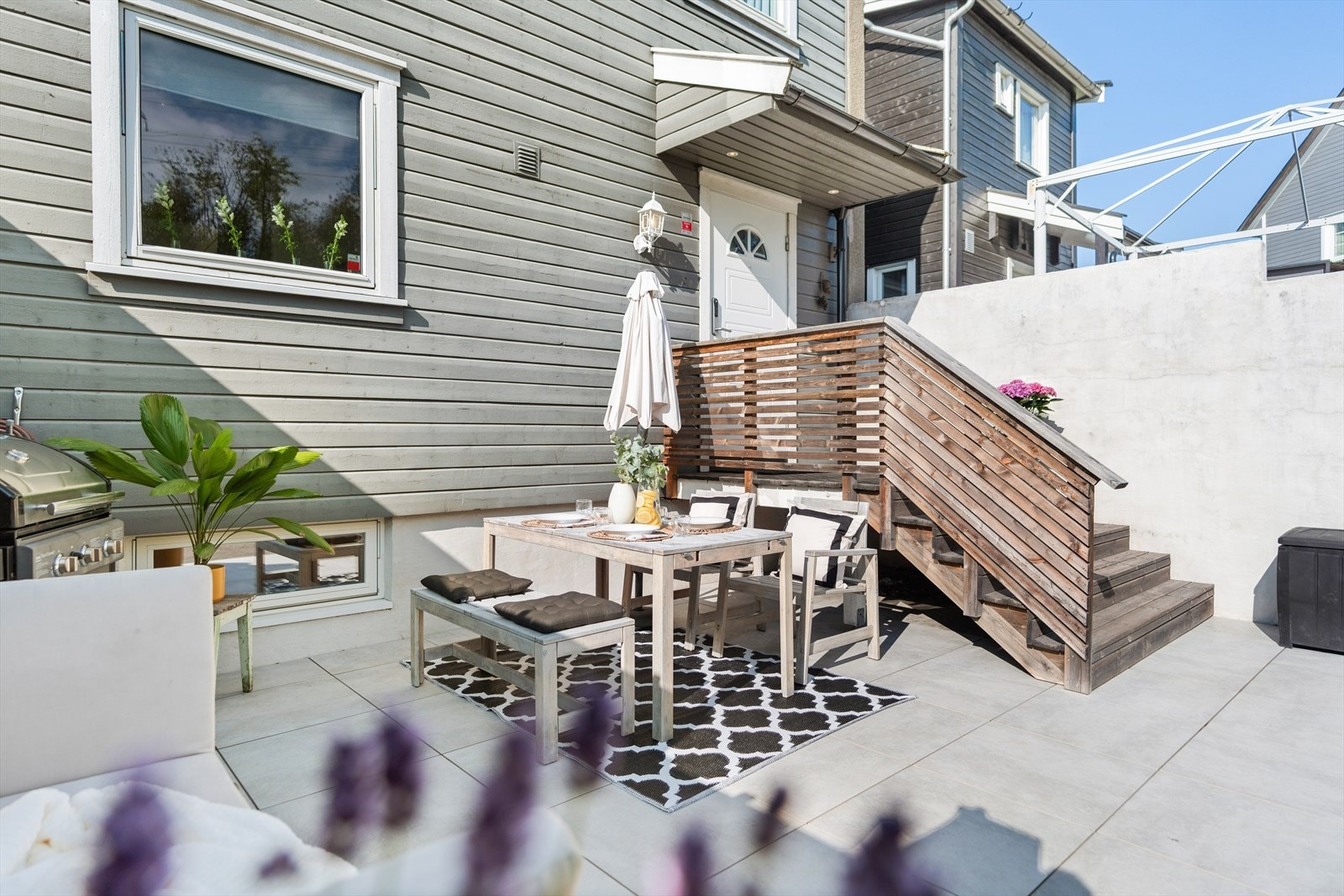 Uteplassen måler 25 m² og har god plass til sittegruppe. Galleribilde