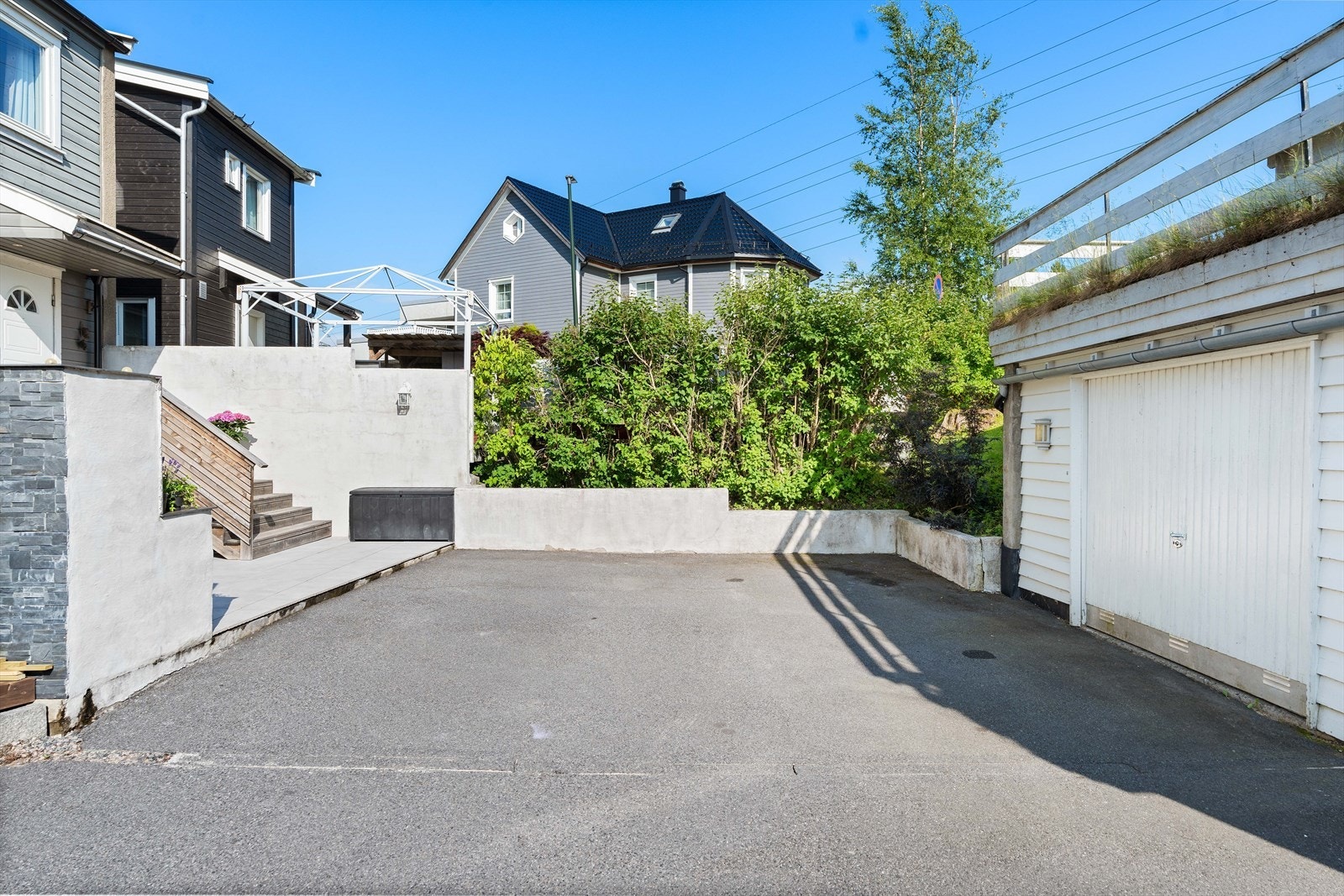 Foran inngangen er det biloppstillingsplass, og enkel tilgang til garasjen. Galleribilde