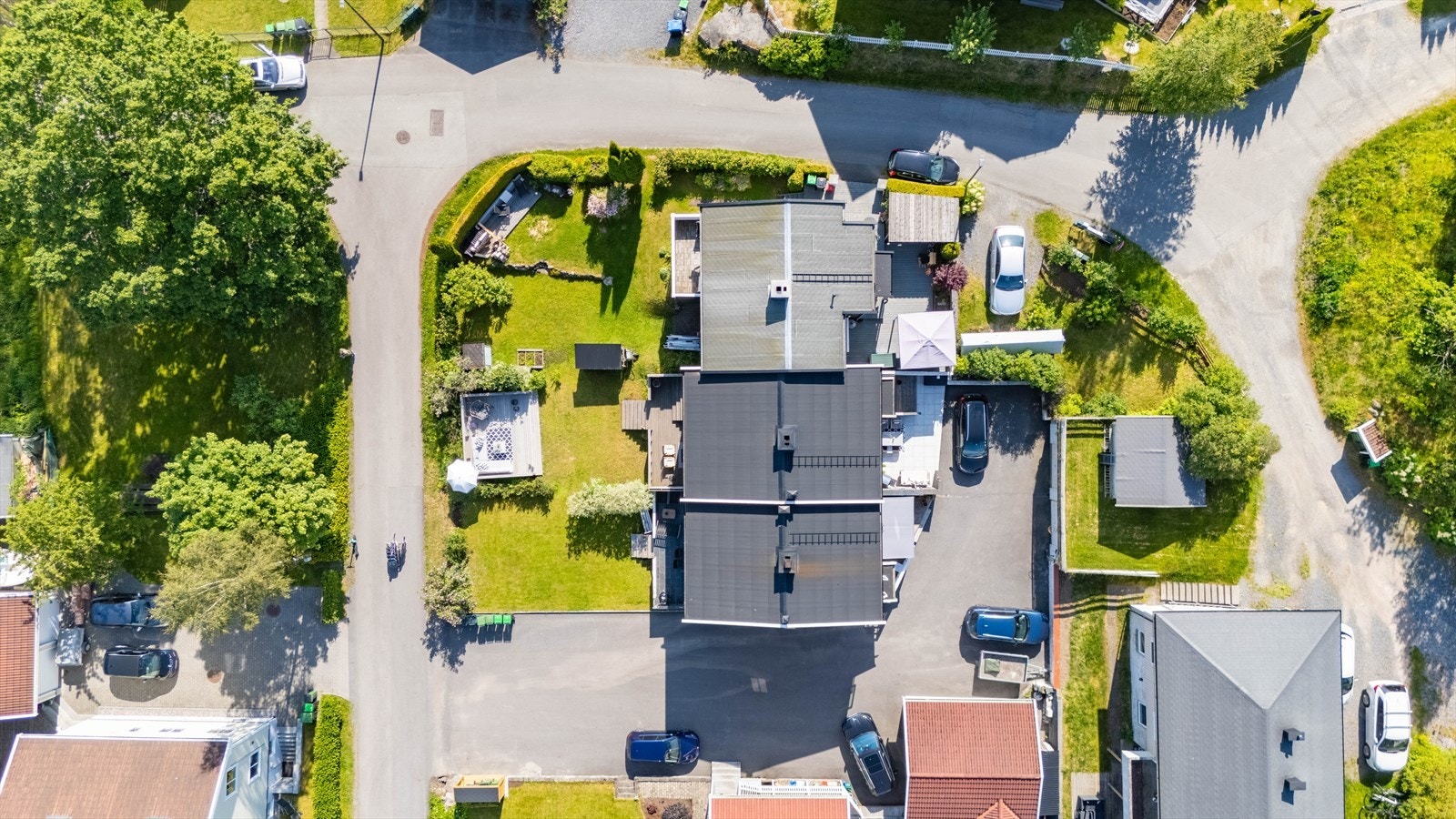 Her får du romslig hage, godt med parkering og særdeles barnevennlig beliggenhet! Galleribilde