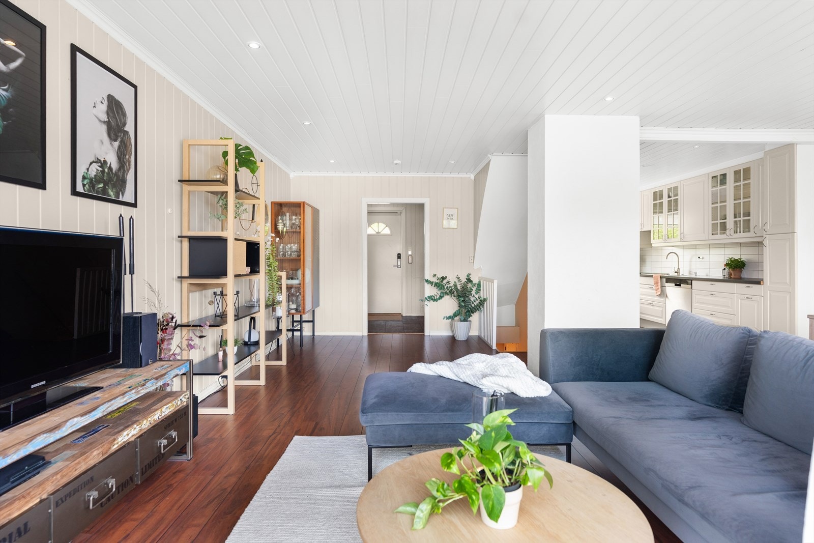 Rommet er belyst via downlights i himlingen. Galleribilde