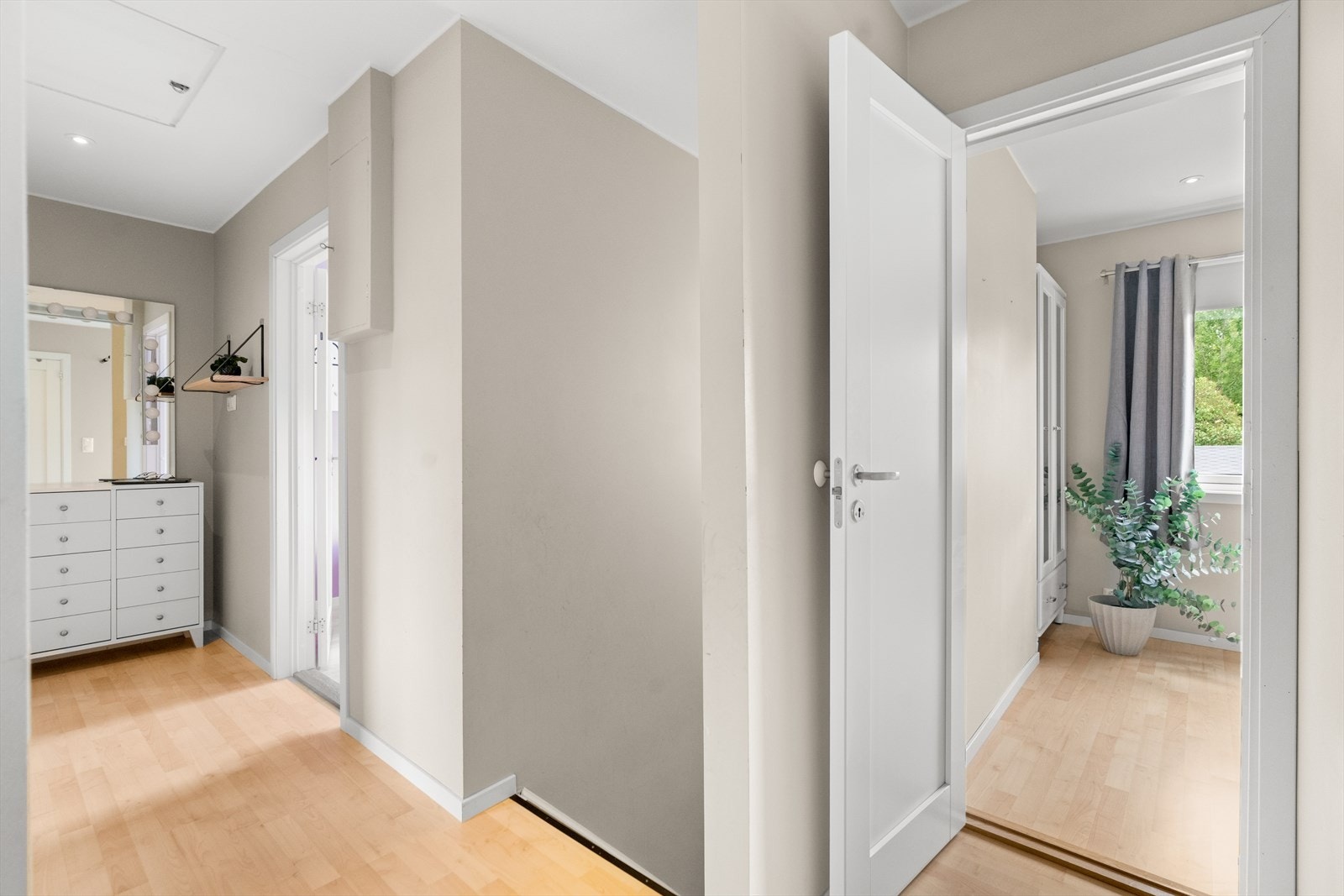 Fra trappen kommer man opp i en lys gang. Herfra er det inngang til et bad, samt fire fine soverom. Galleribilde