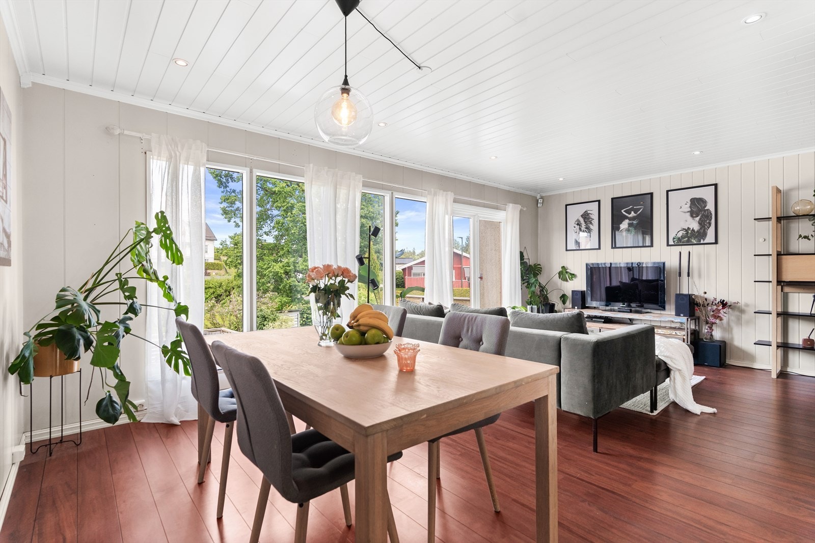 Rommet har lysmalte vegg- og takflater, samt laminat på gulvet. Galleribilde