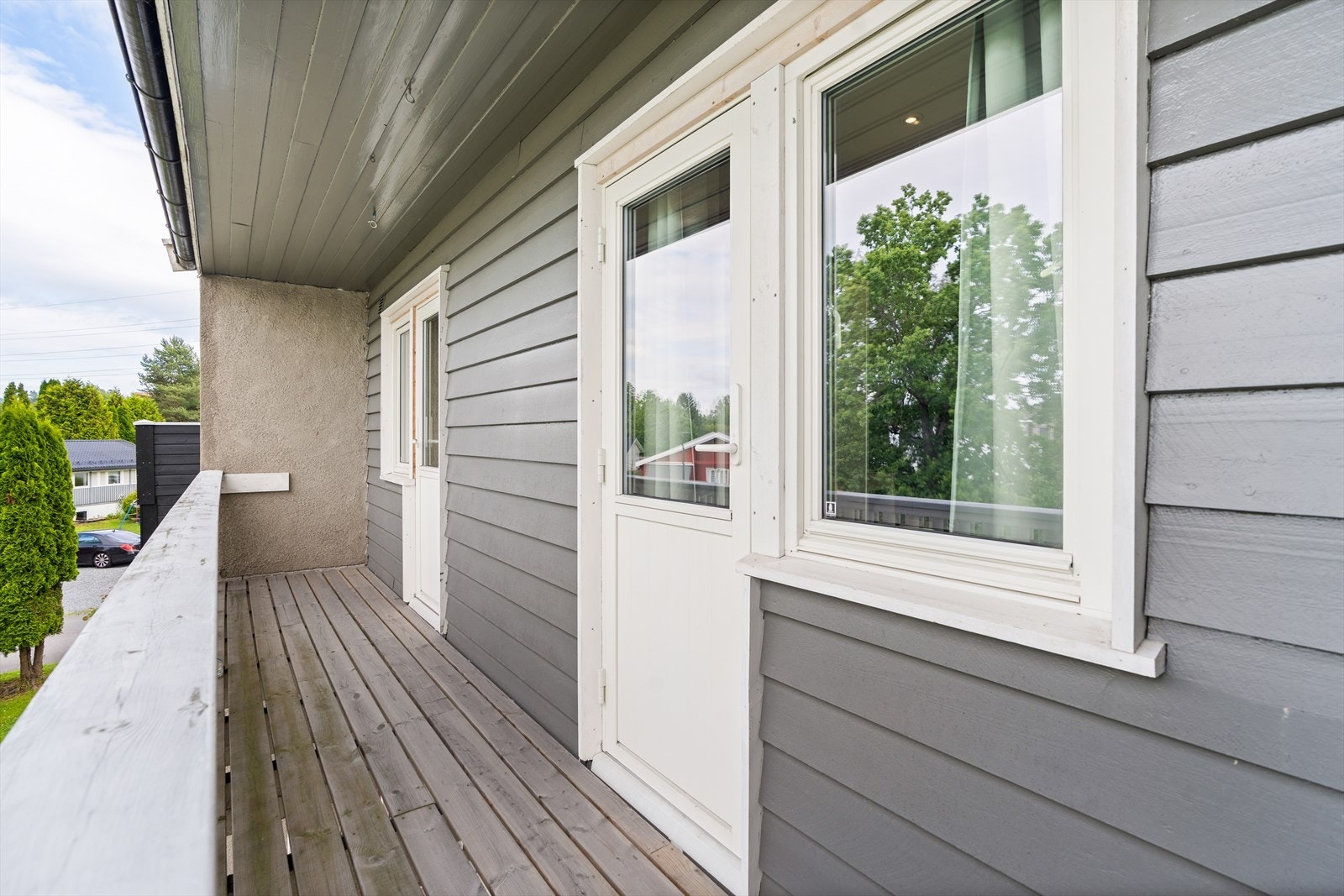 Balkongen er nordvendt, og er på 7 m² og det er det plass til bord og stoler. Galleribilde