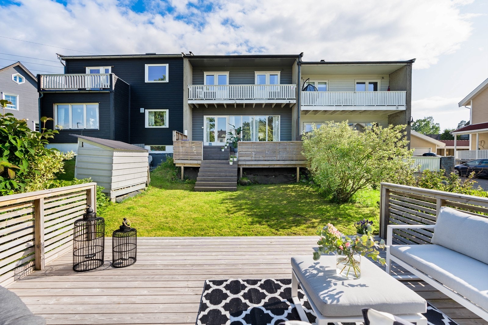 I hagen er det rikelig med boltreplass på plenen, samt hekker og øvrig beplantning og i hagen er det blitt laget en frittliggende markterrasse på 18 m². Galleribilde