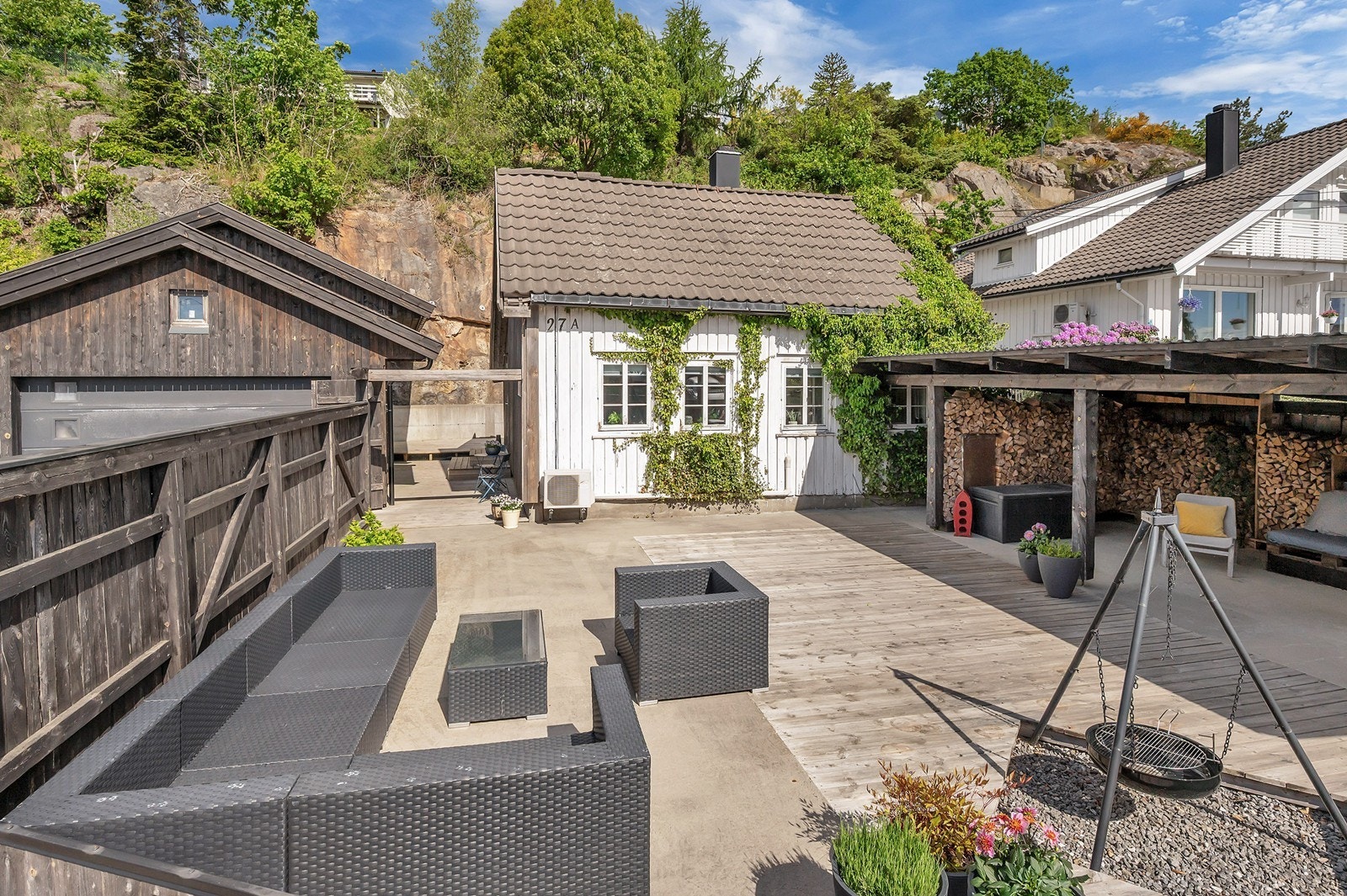 Flott uteplass hvor man kan lege flere soner. Galleribilde