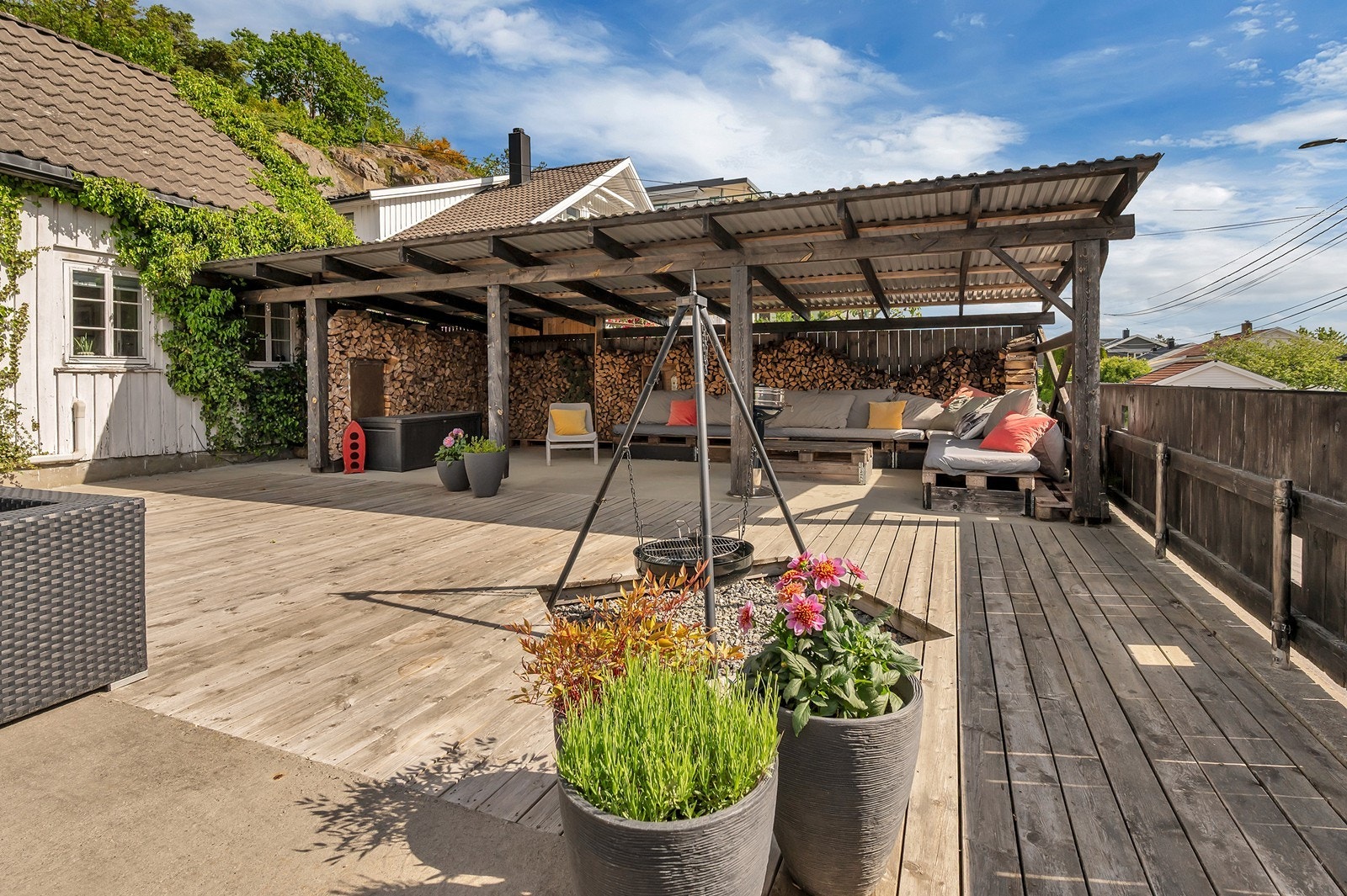 Uteplassen er delvis overbygget. Galleribilde
