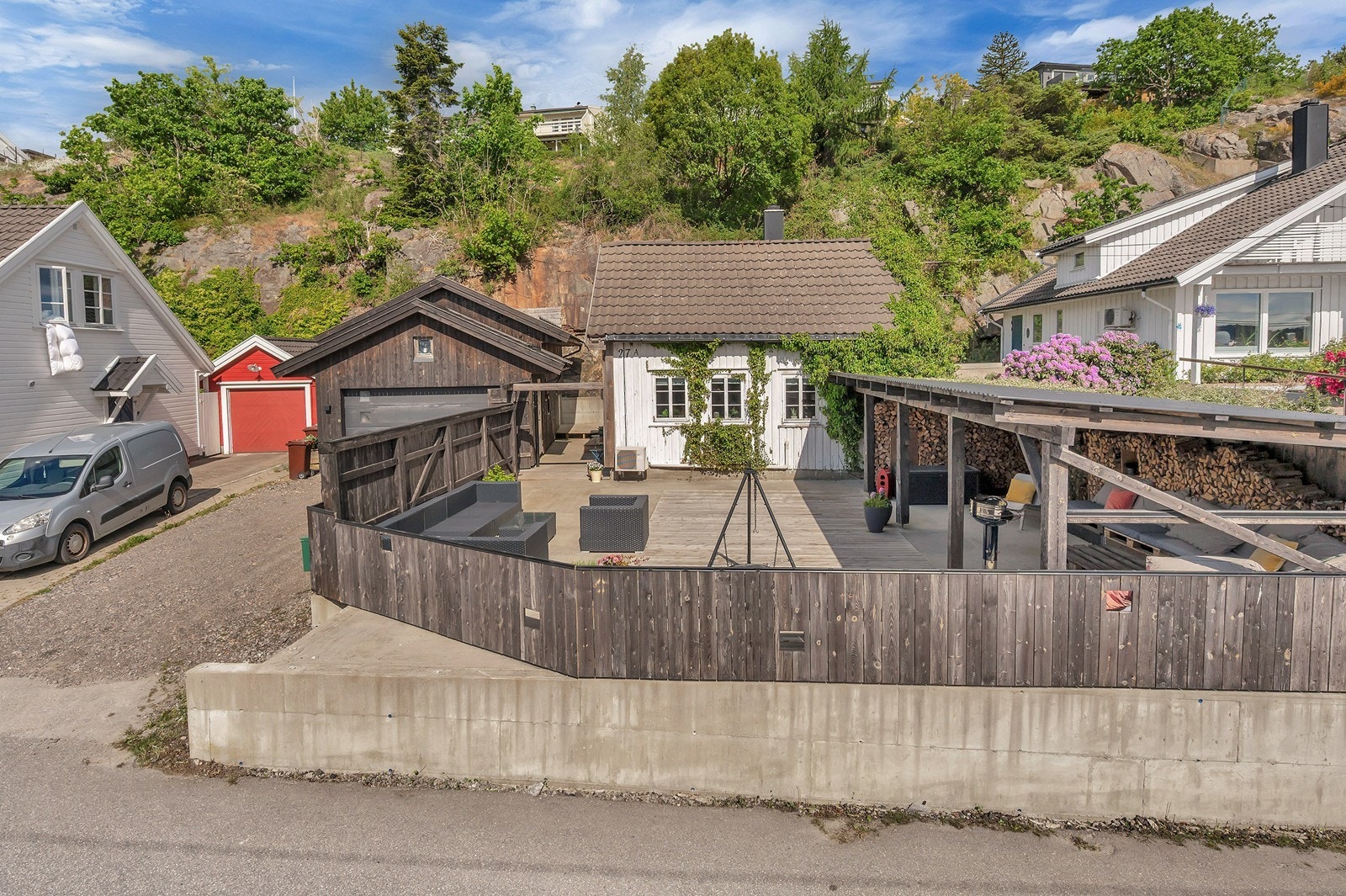 Kort gangavstand til friområder med badeplass, vakre turområder, båthavn, barnehage og skole. Galleribilde