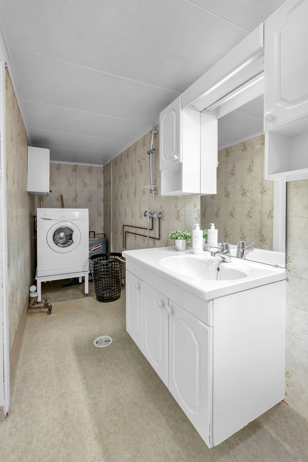 Badet er et kombinert bad og vaskerom. Galleribilde