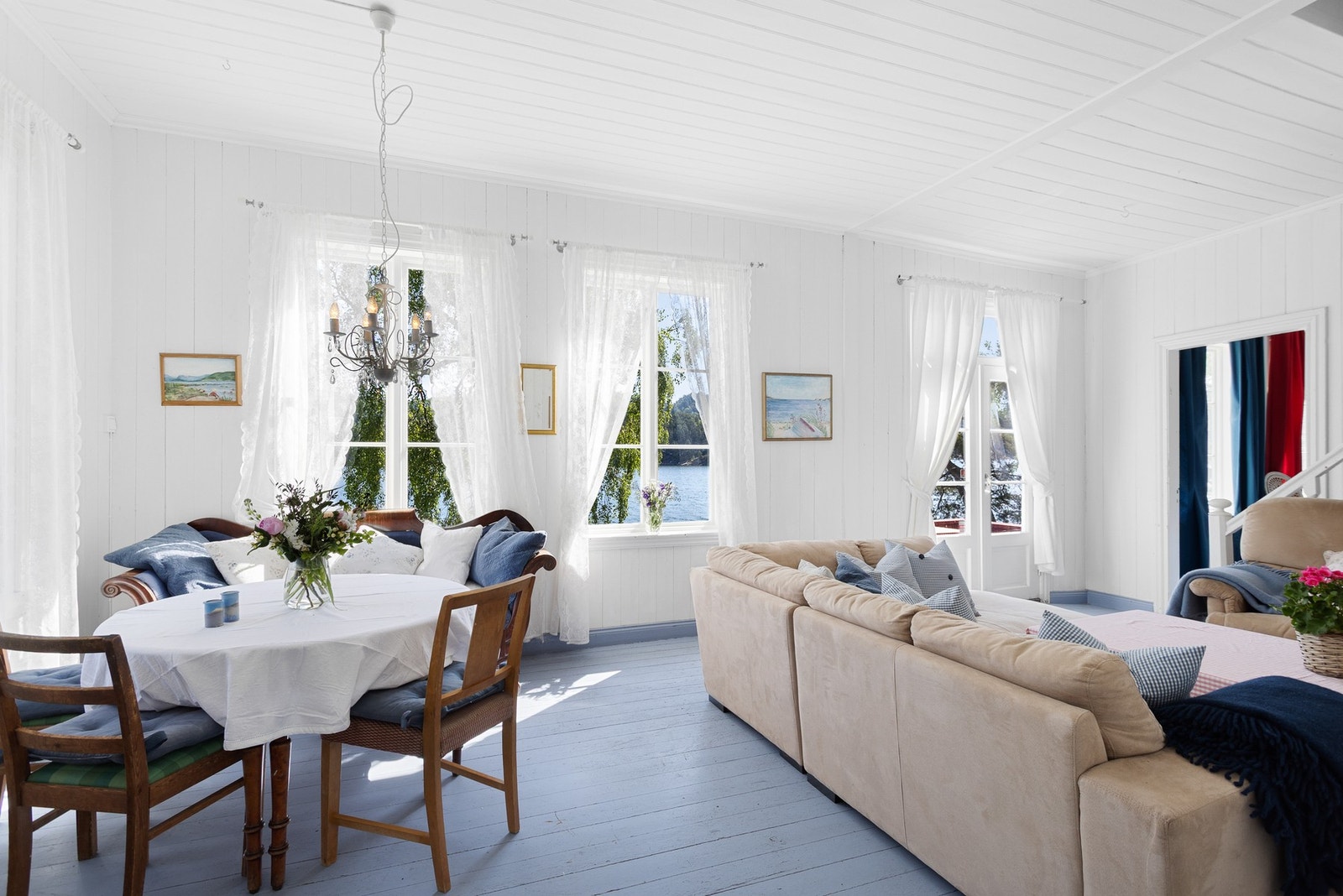 Trivelig og lys stue med treverk på gulv- og veggflater Galleribilde