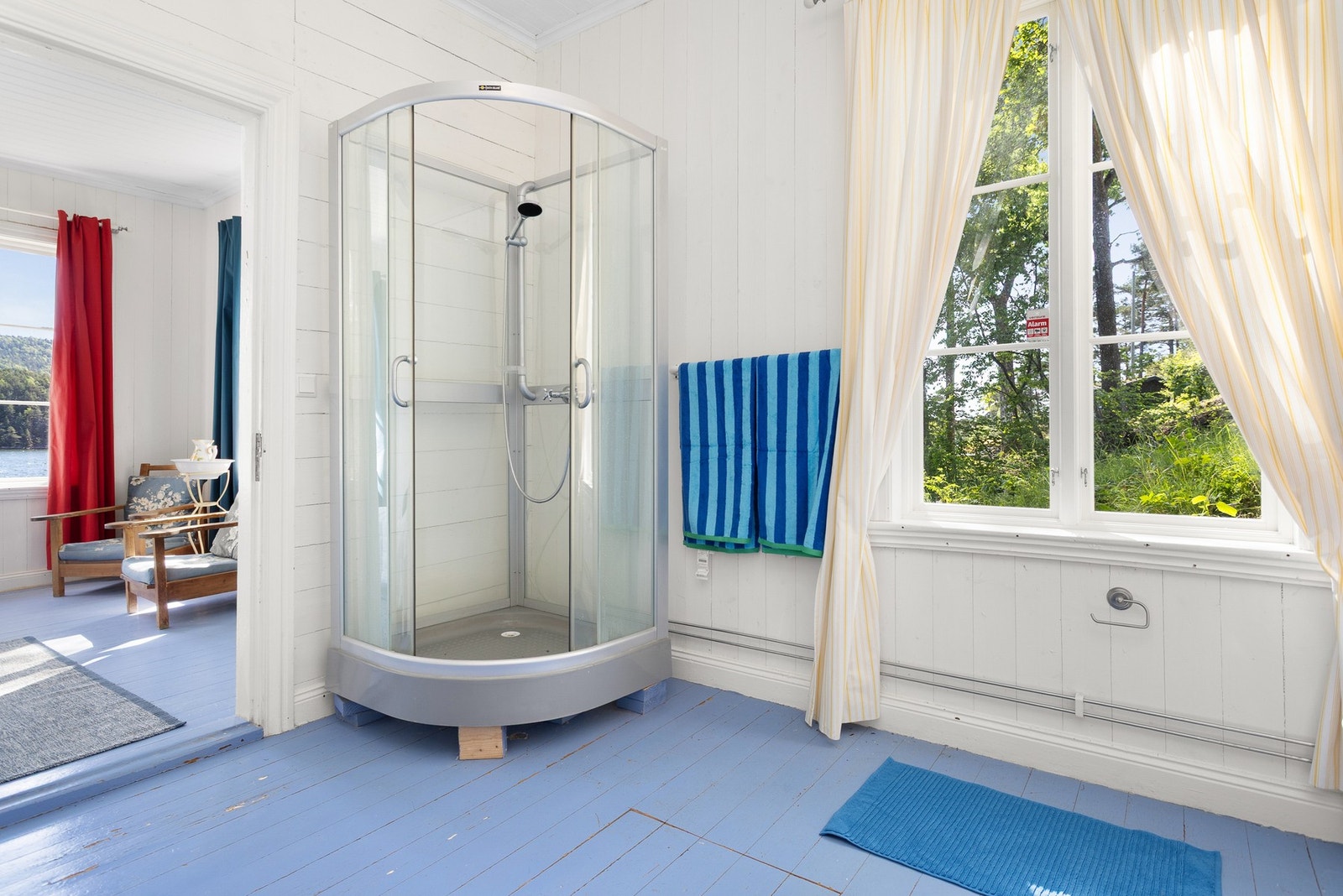 Badet er innredet med dusjkabinett, gulvmontert toalett og baderomsinnredning med servant Galleribilde