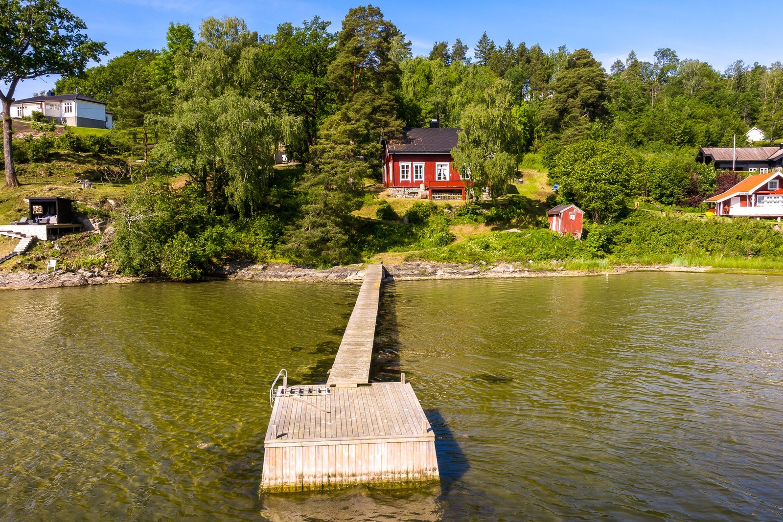 Her har man egen badebrygge rett utenfor døren Galleribilde