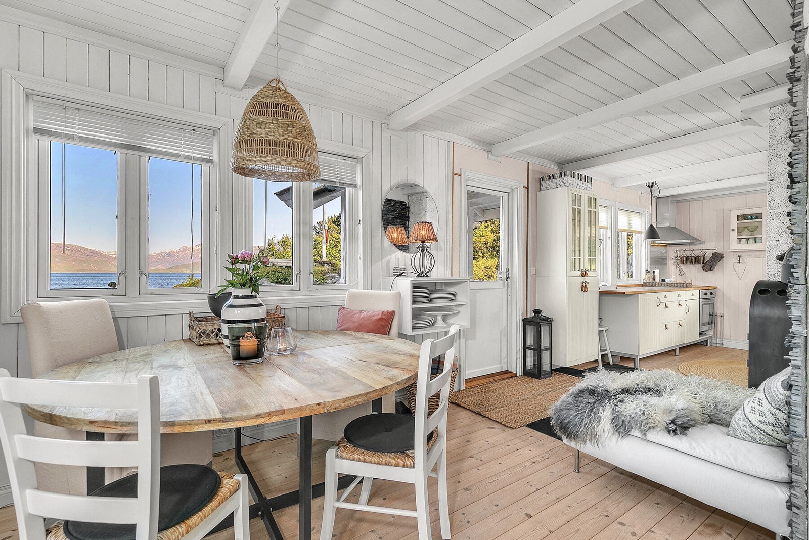 Spisebord i tilknytning til kjøkken Galleribilde