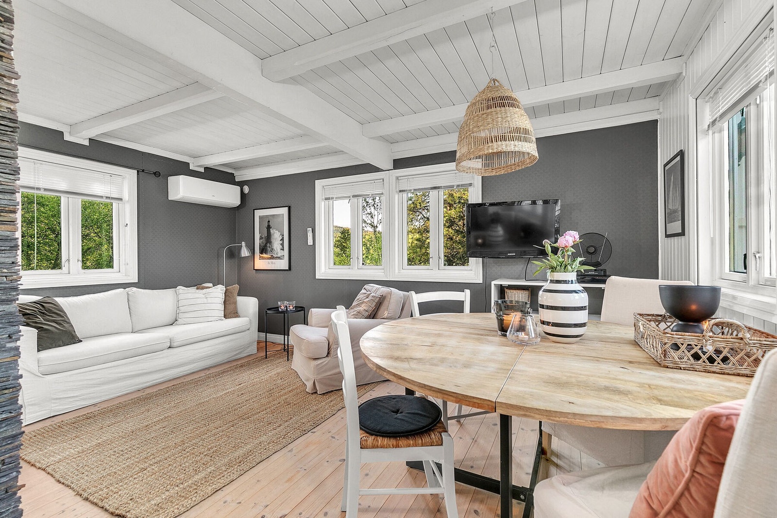 Stue med plass til spisebord og sofagruppe Galleribilde