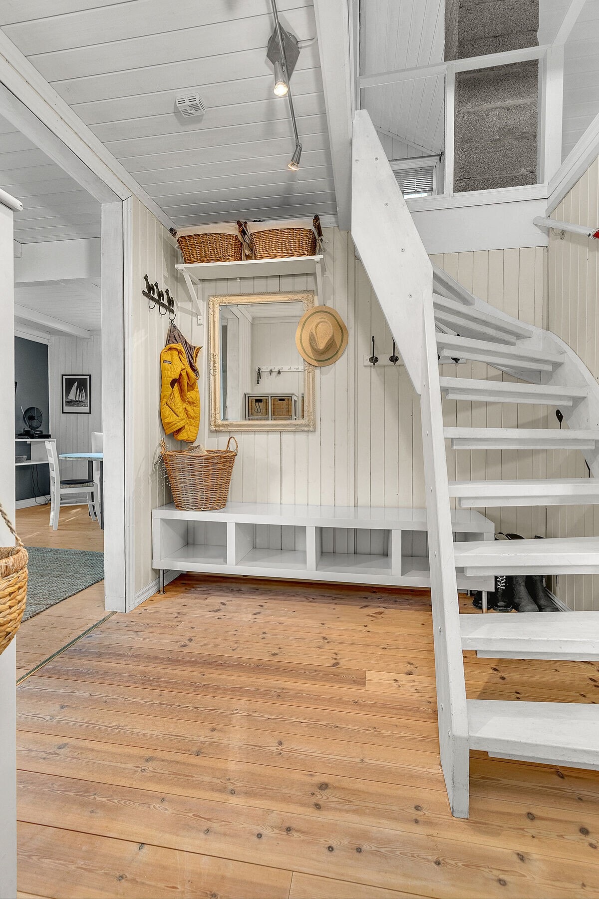 Det er oppheng og plass til yttertøy i gang Galleribilde