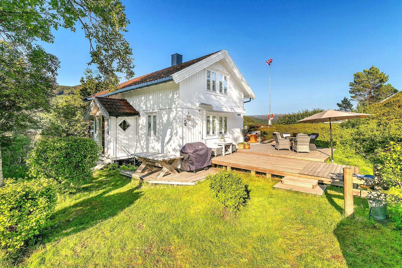 Hytten har fin platting rundt noen av sidene Galleribilde