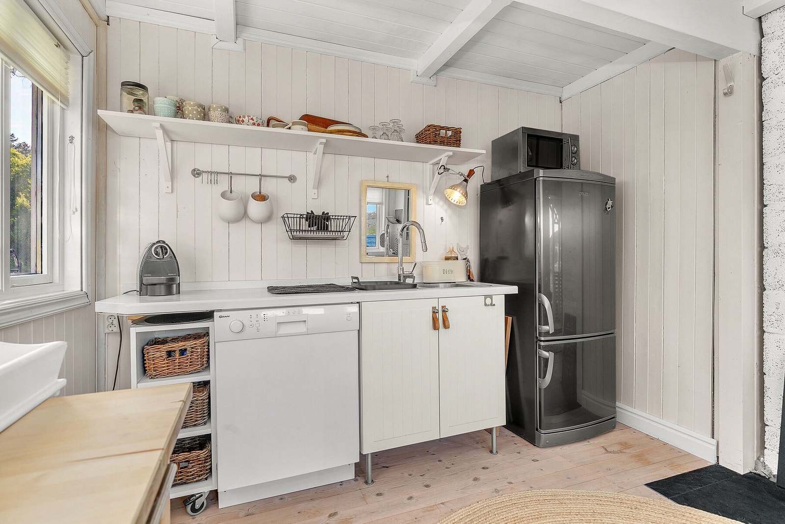 Pent kjøkken med hvite fronter Galleribilde