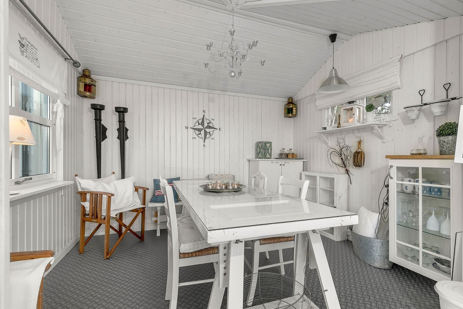 Utestuen har innlagt strøm, så her kan man sette på varme og sitte godt å lunt Galleribilde