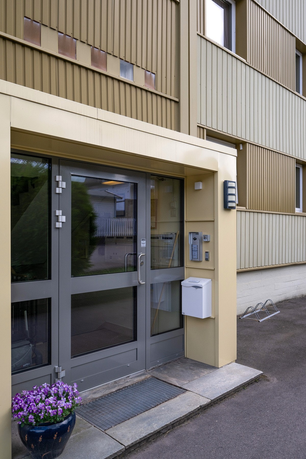 Enkel inngang med callingstystem Galleribilde