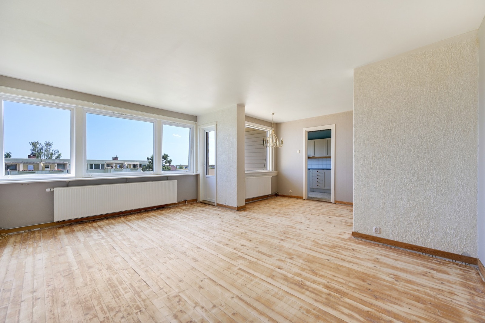 Stor og romslig stue med store vindusflater som slipper inn godt med lys Galleribilde