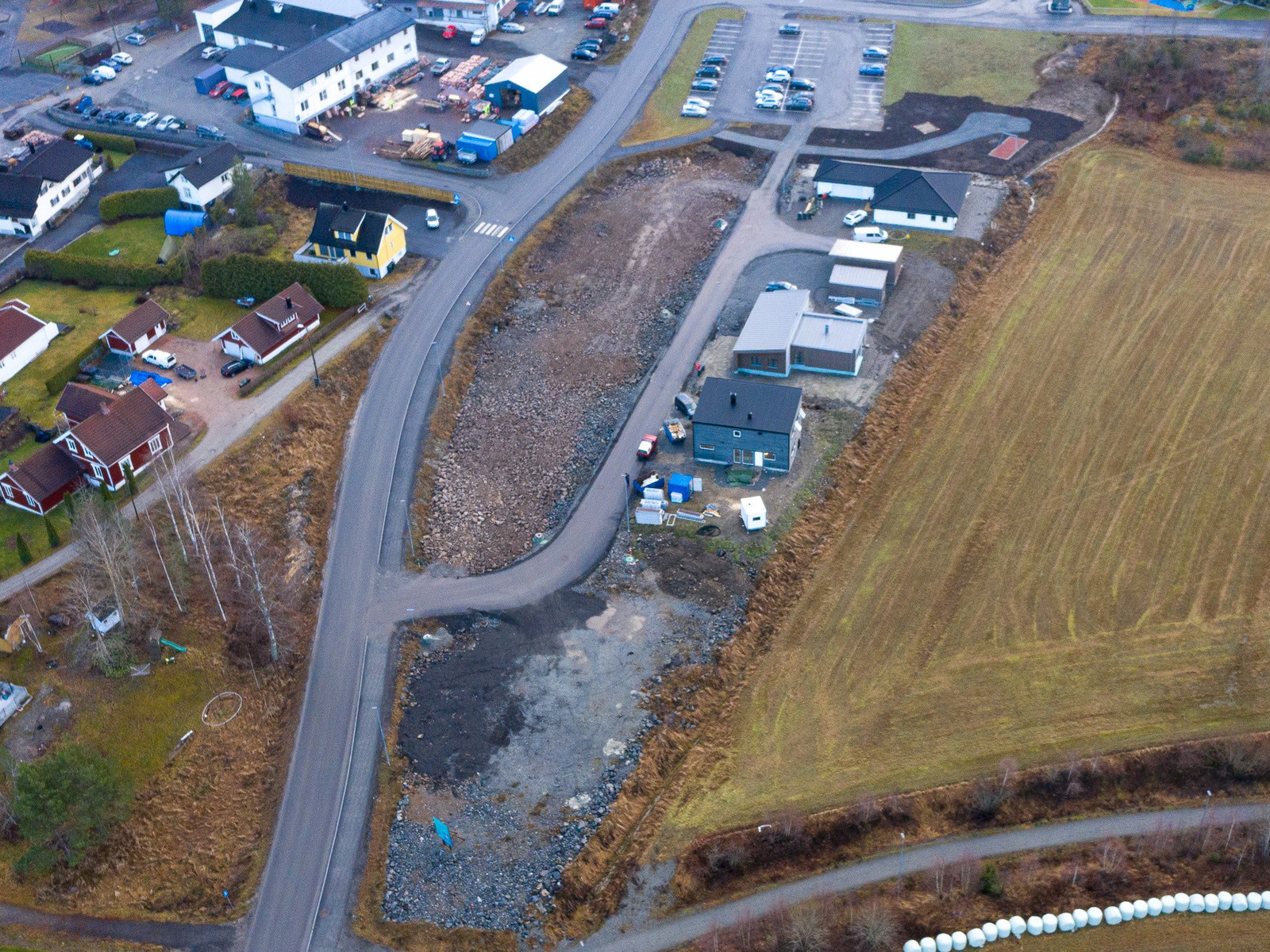 Tomtene har gode solforhold med fine turområder i nærheten. Dronebilde fra 2021