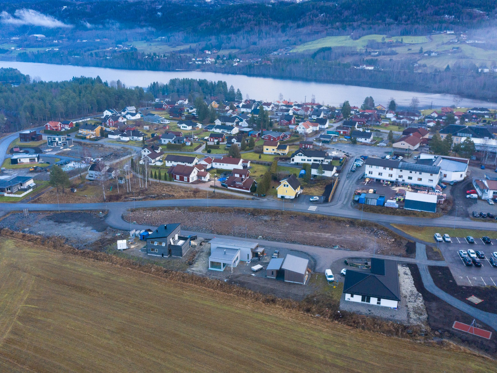 Eneboligtomtene ligger i gangavstand fra Skredsvikmoen Barnehage. Dronebilde fra 2021