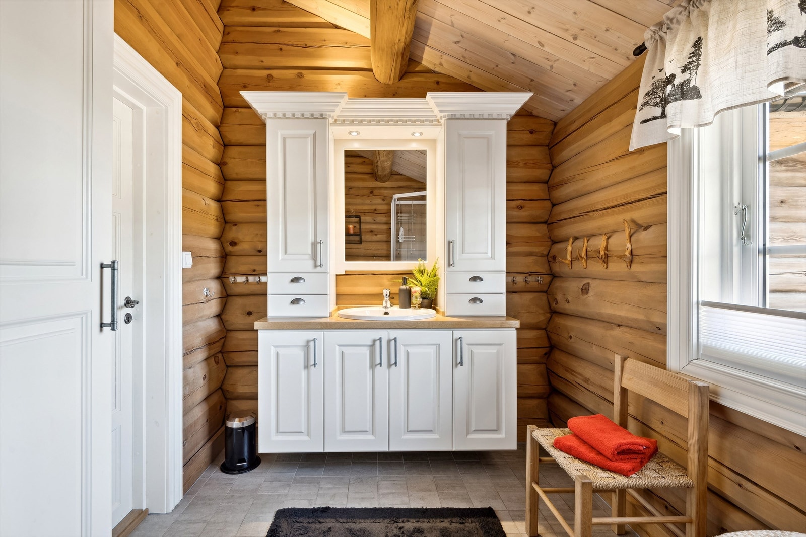 Badet med innredning fra en lokal snekker Galleribilde