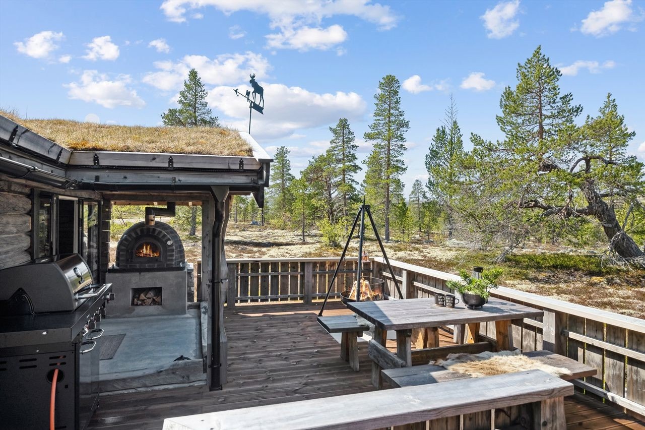 Terrasse ved tømmerstua Galleribilde