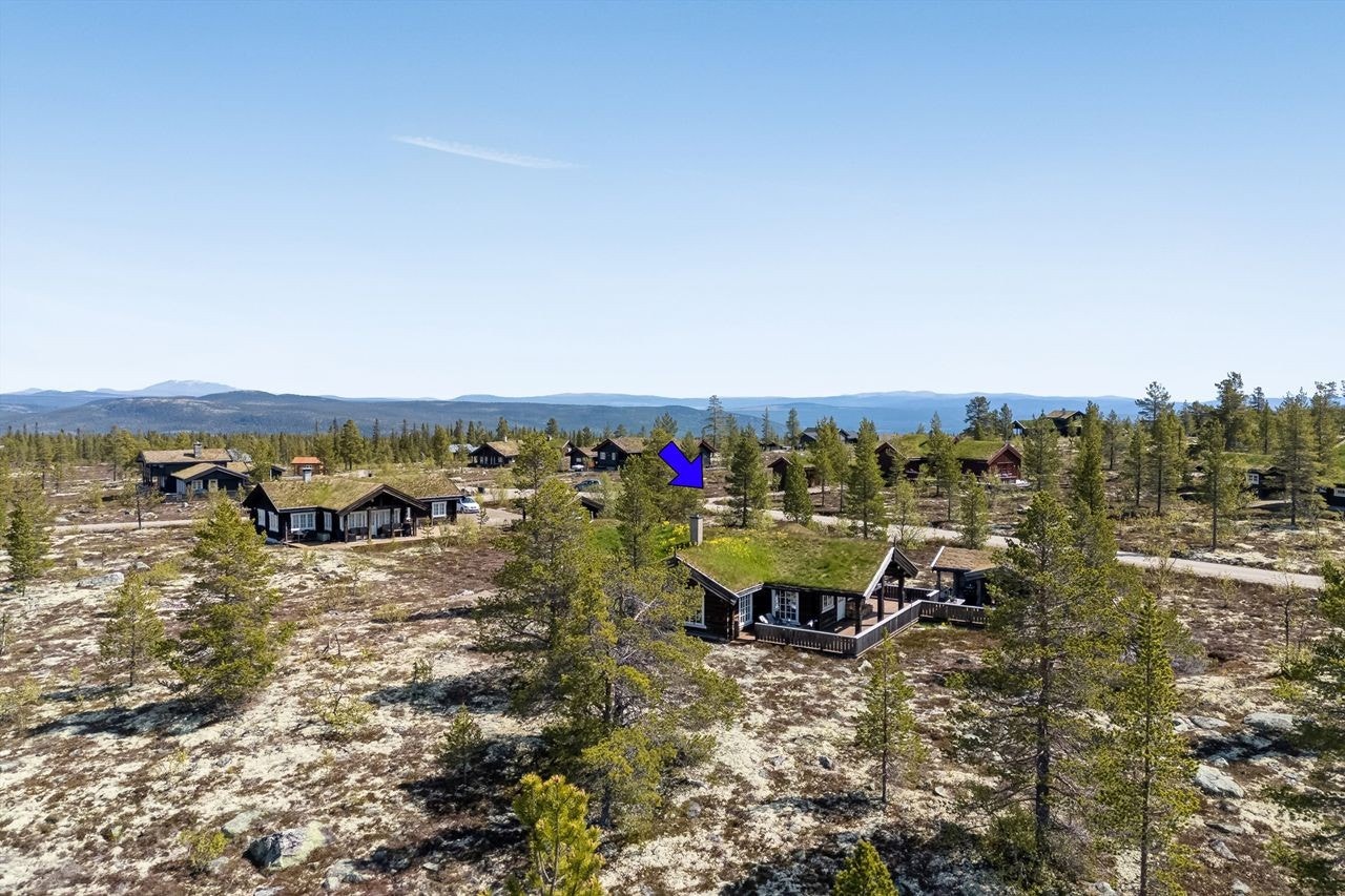 Dronebilde. Hytta ligger på Geitryggen i et nyere hyttefelt med innlagt strøm, vann og avløp Galleribilde