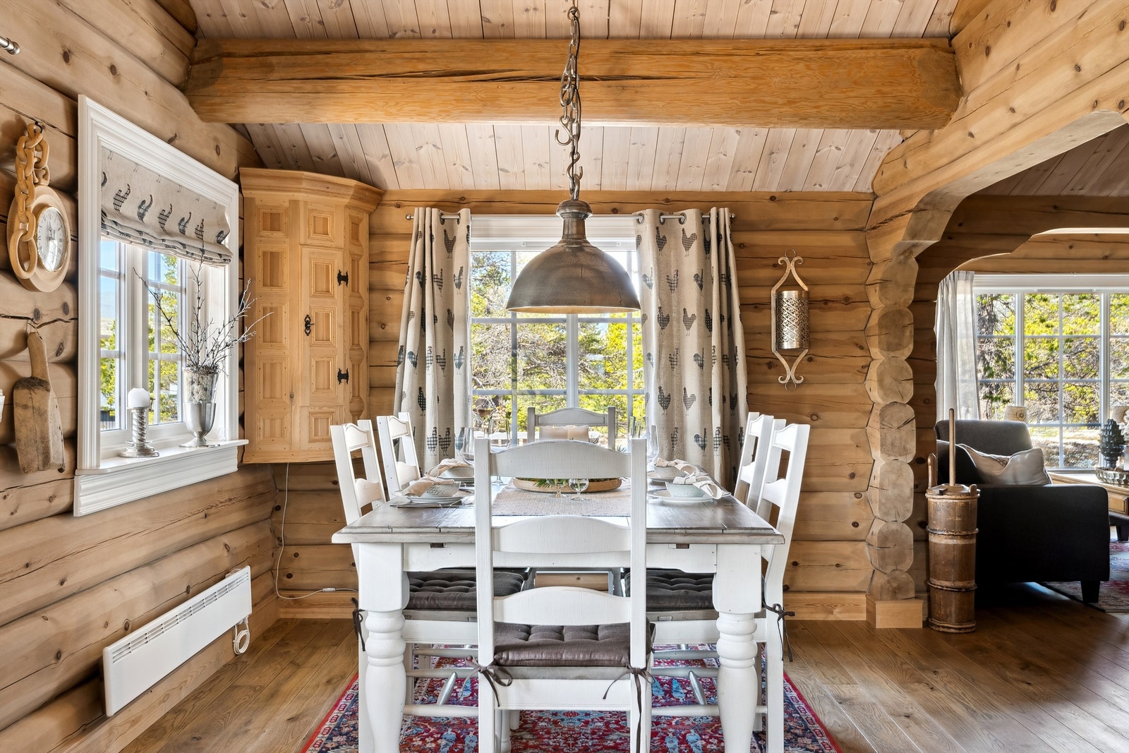 Den flotte spiseplassen på kjøkkenet Galleribilde