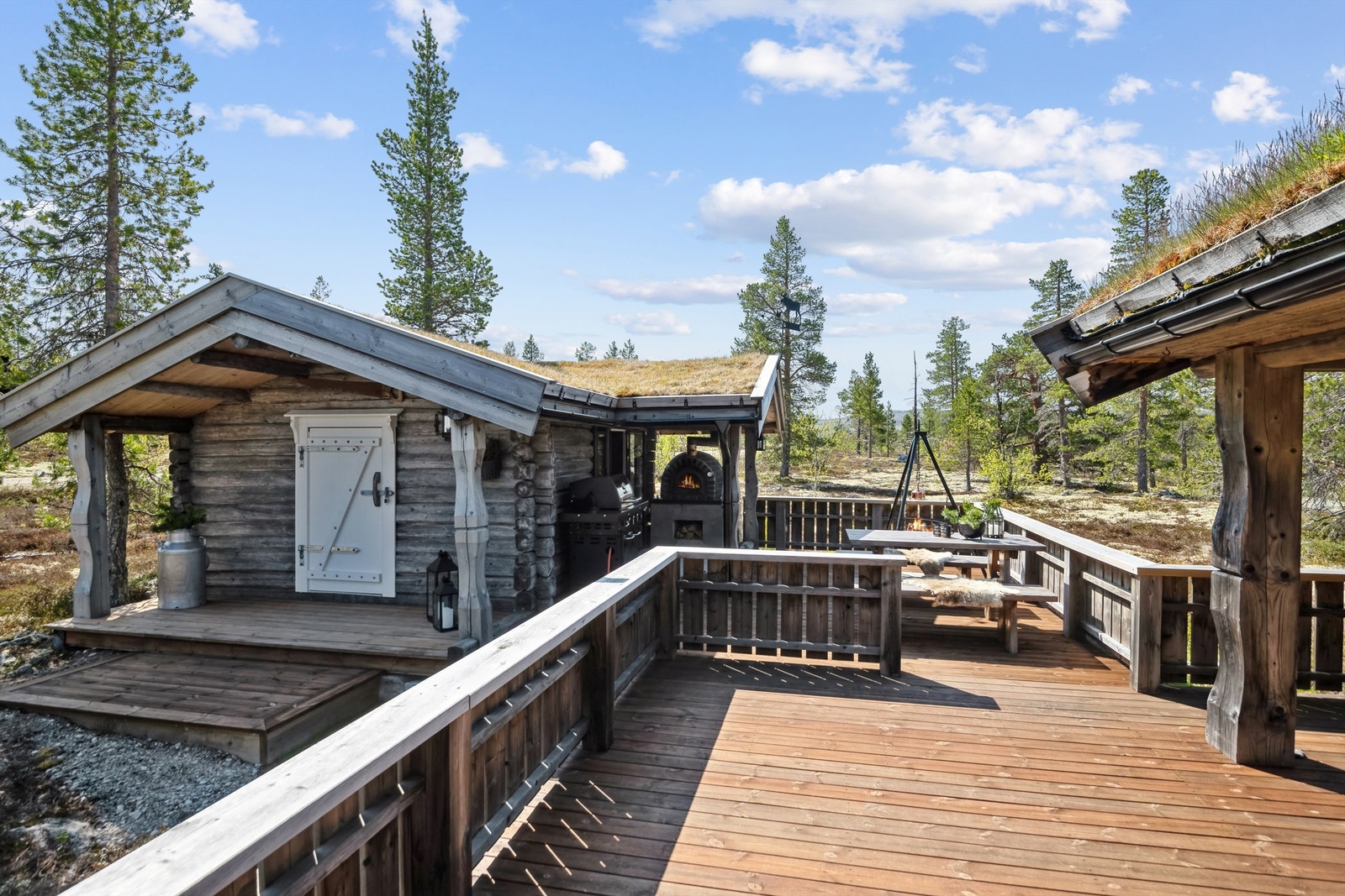 Den rause terrasser tar deg til den koselige tømmerstua med stue og vedbod Galleribilde