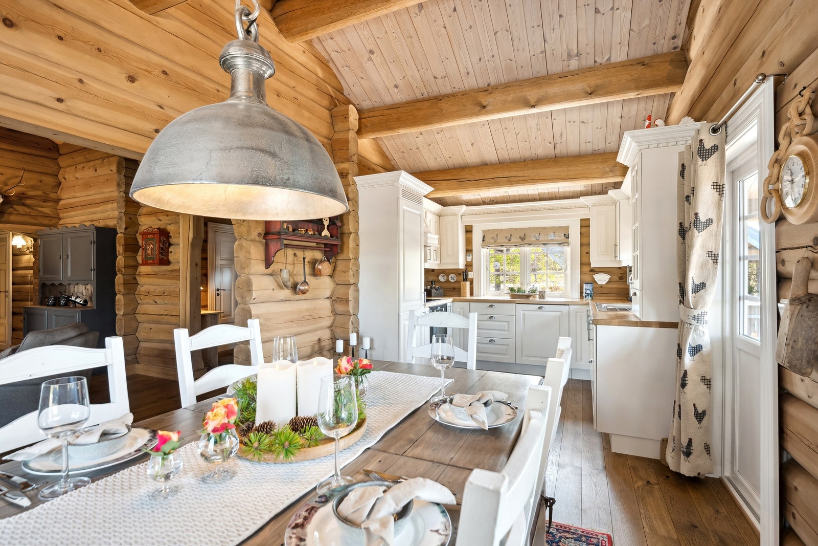 Kjøkken med en herlig spiseplass. Bord med 8 stoler medfølger Galleribilde