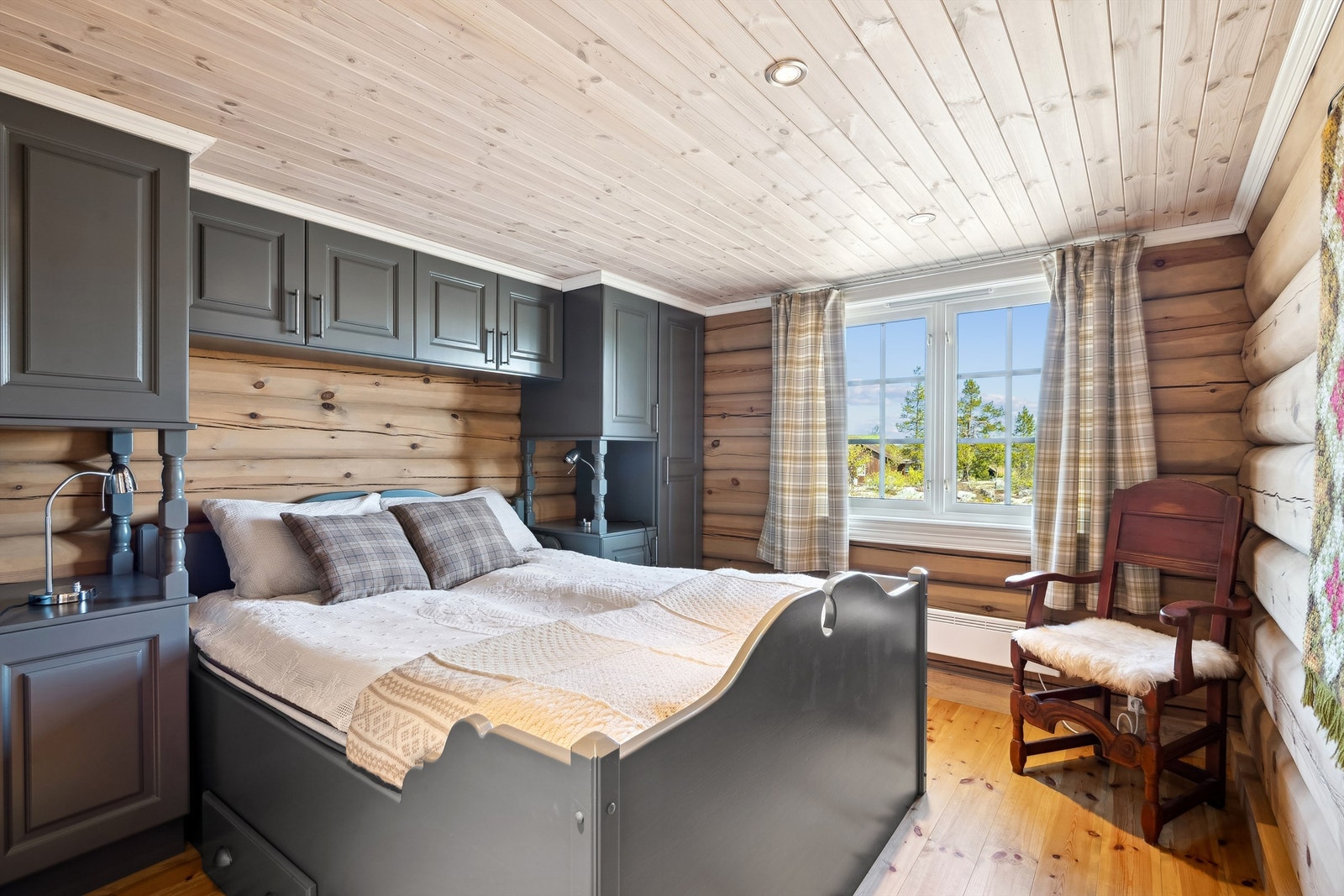 Forseggjort hovedsoverom med håndlaget seng og garderobeskap Galleribilde