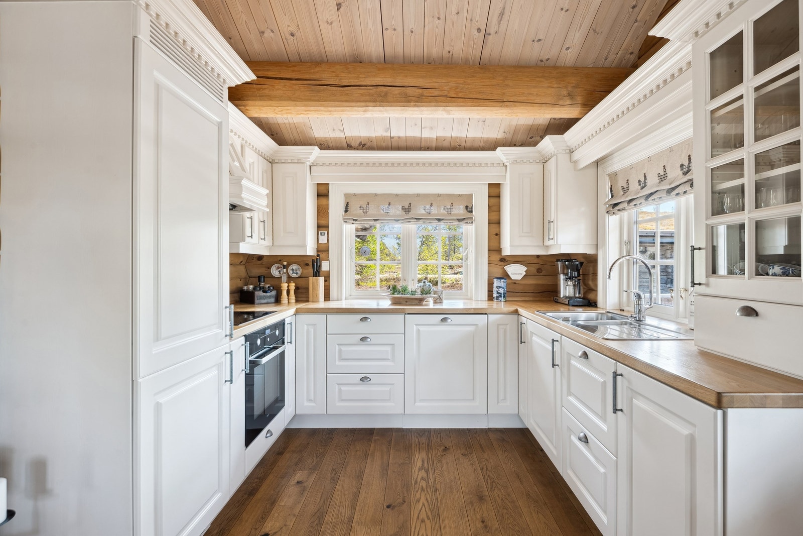 Innholdsrikt og flott kjøkken med integrerte hvitevarer som kombiskap, oppvaskmaskin og stekeovn med induksjonstopp Galleribilde