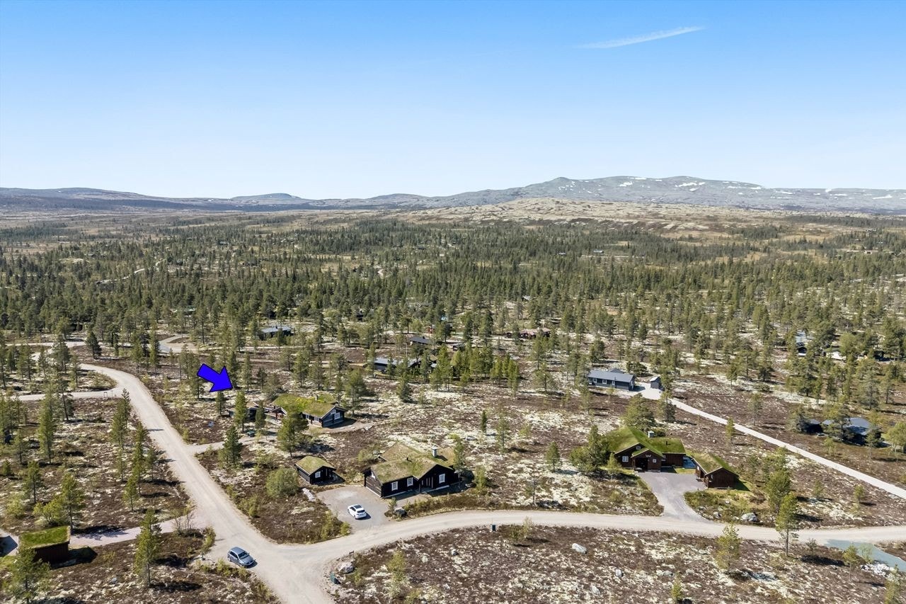 Dronebilde. Her ser man beliggenheten til hytta med den fine utsikten til Skramsvola, Stripfjellet, Raudfjellet, Fampenhøydene og Gråvola Galleribilde