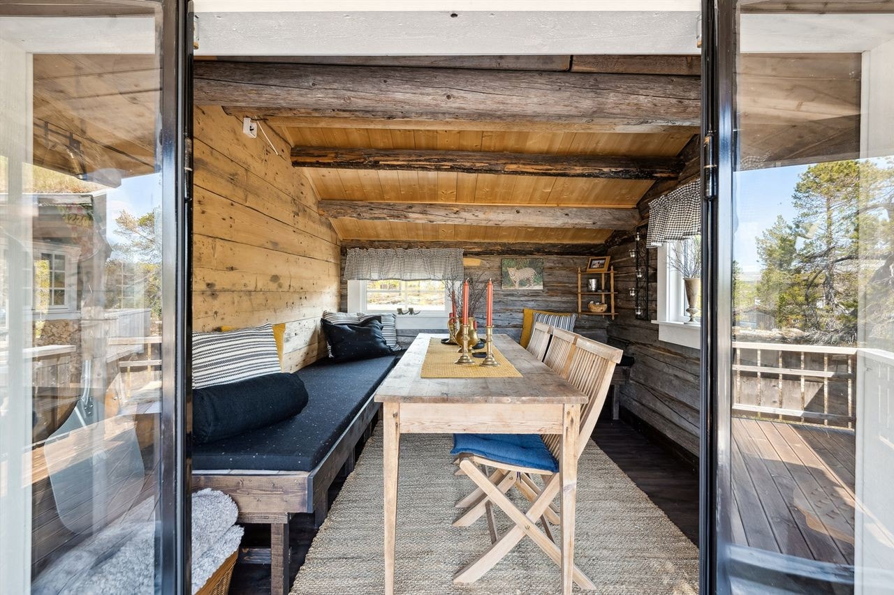 Stue i tømmerstua er perfekt for lune og koselige kvelder ute Galleribilde