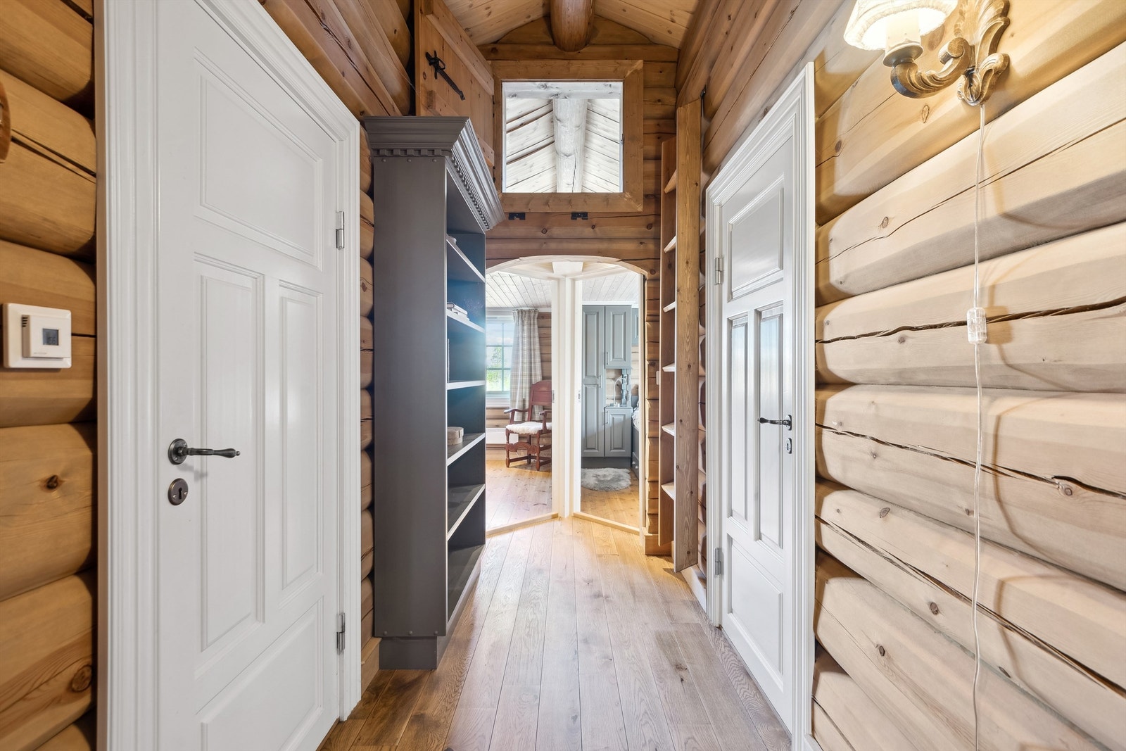 Gangen inn til badet og soverommene samt hemsen Galleribilde