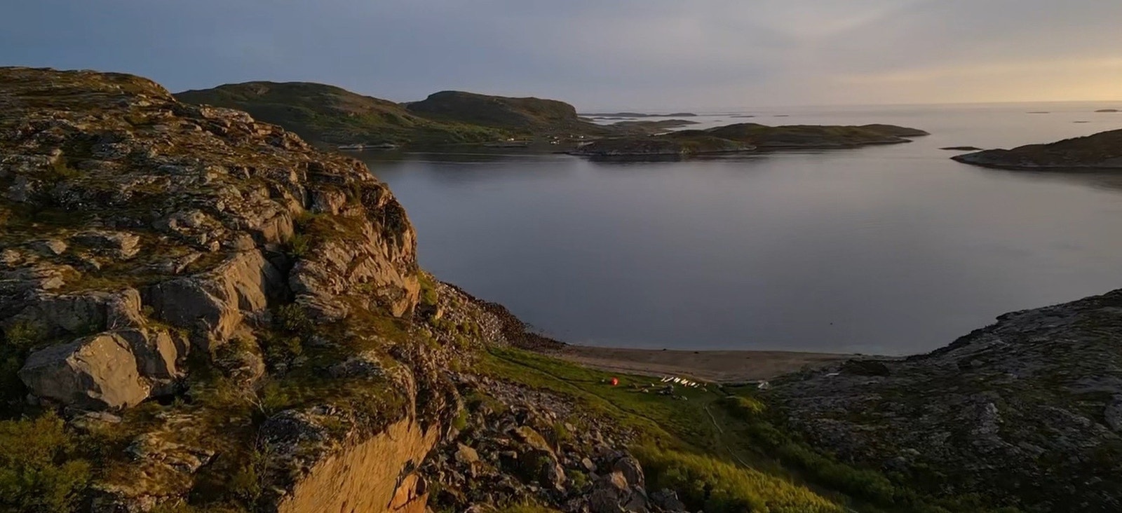 Nærområdet byr på spektakulær natur, unike klatreområder og fine badeplasser. Galleribilde