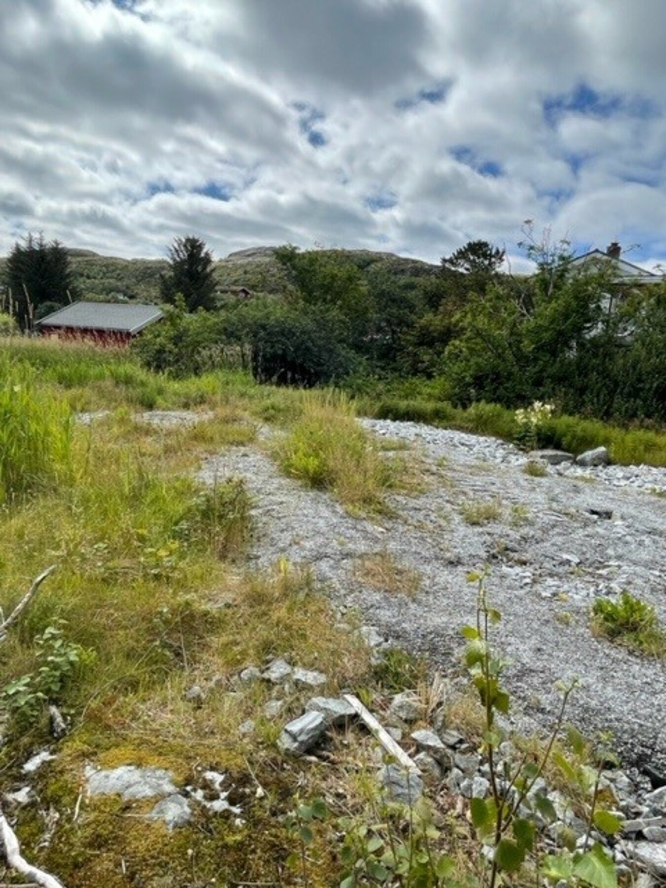 Tomta har enkel adkomst og gode solforhold. Galleribilde