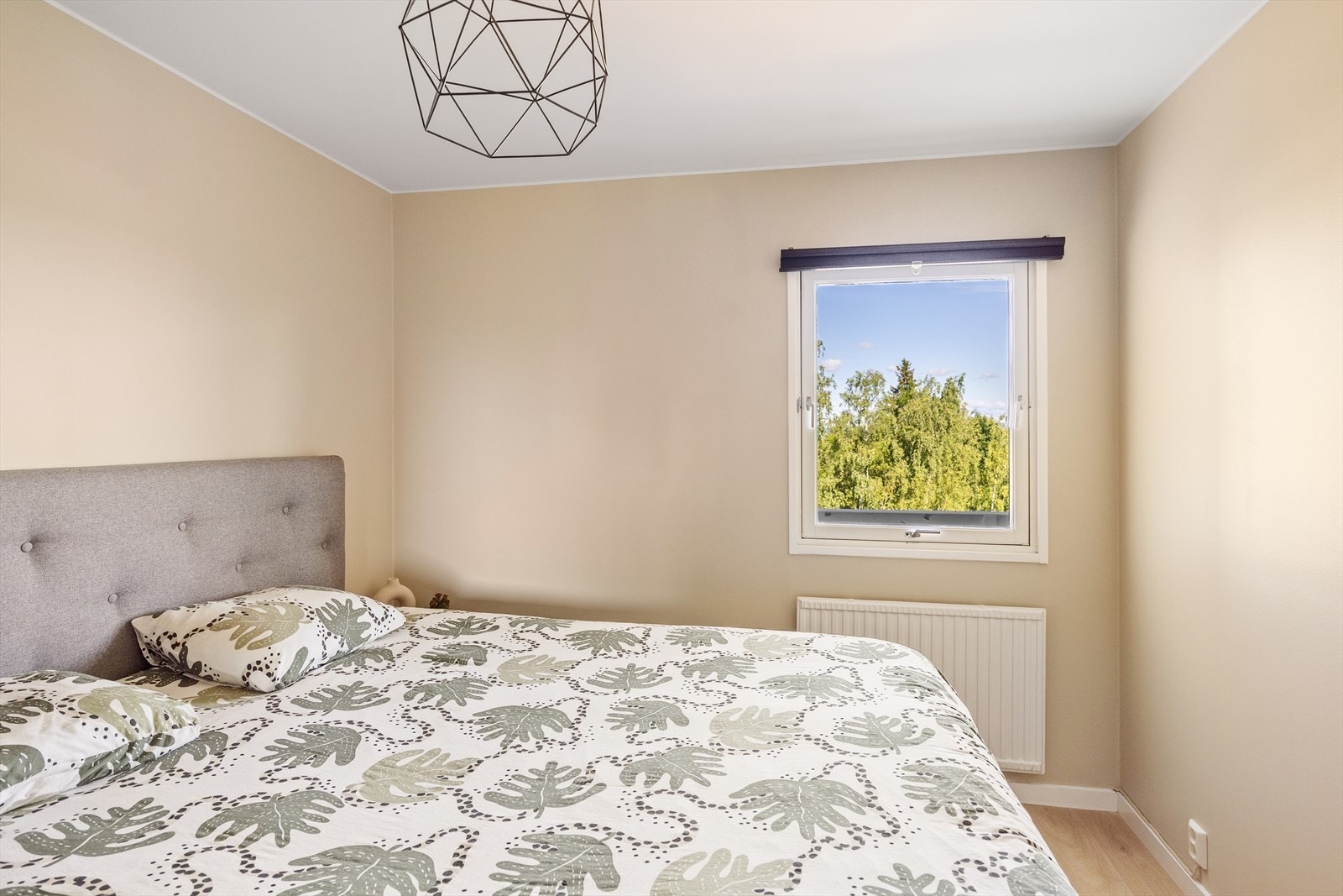 Rommet har godt med naturlig lysinnslipp og er vendt mot rolige omgivelser Galleribilde