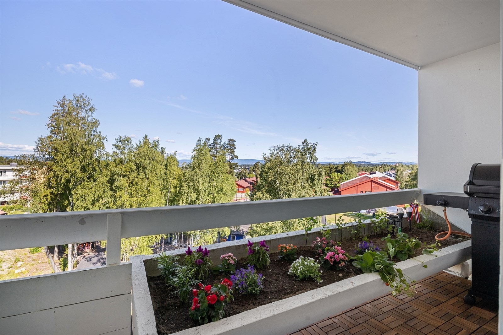På balkong er det fin plass til sittegruppe, grill m.m. Overbygget balkong gir en lun og hyggelig atmosfære Galleribilde