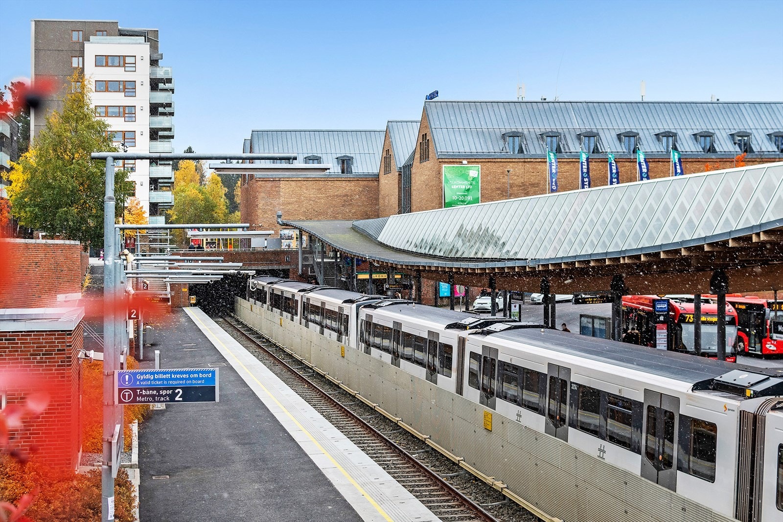 Kun 5 minutters gange til T-bane og buss med hyppige avganger Galleribilde