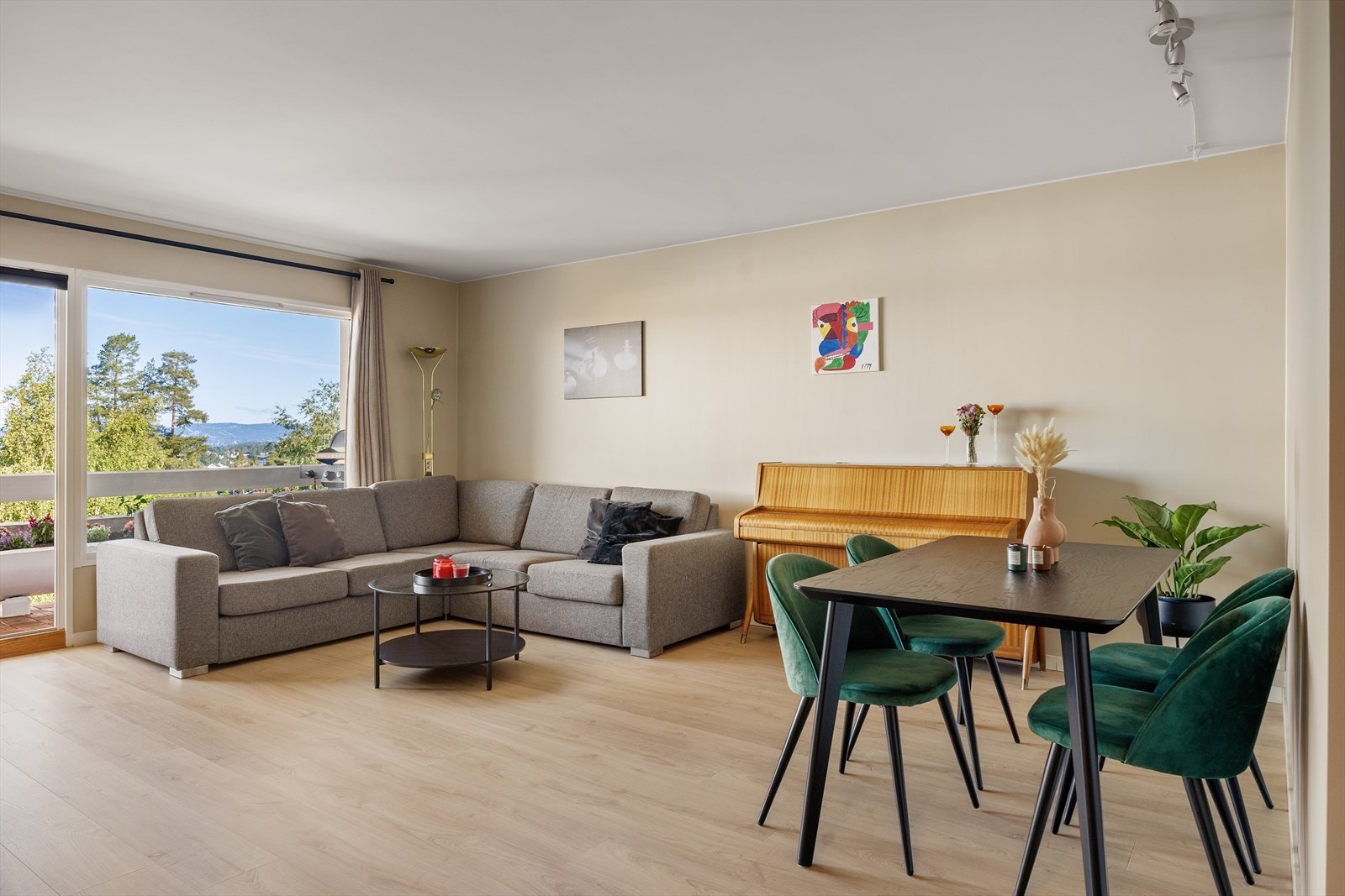 I stue er det god plass til flere sittegrupper og soner Galleribilde