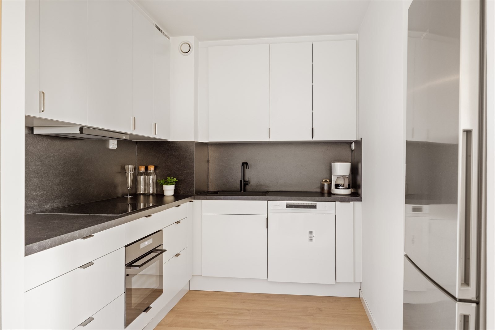 Lekkert og tidløst kjøkken fra Epoq med mye skap- og benkeplass Galleribilde