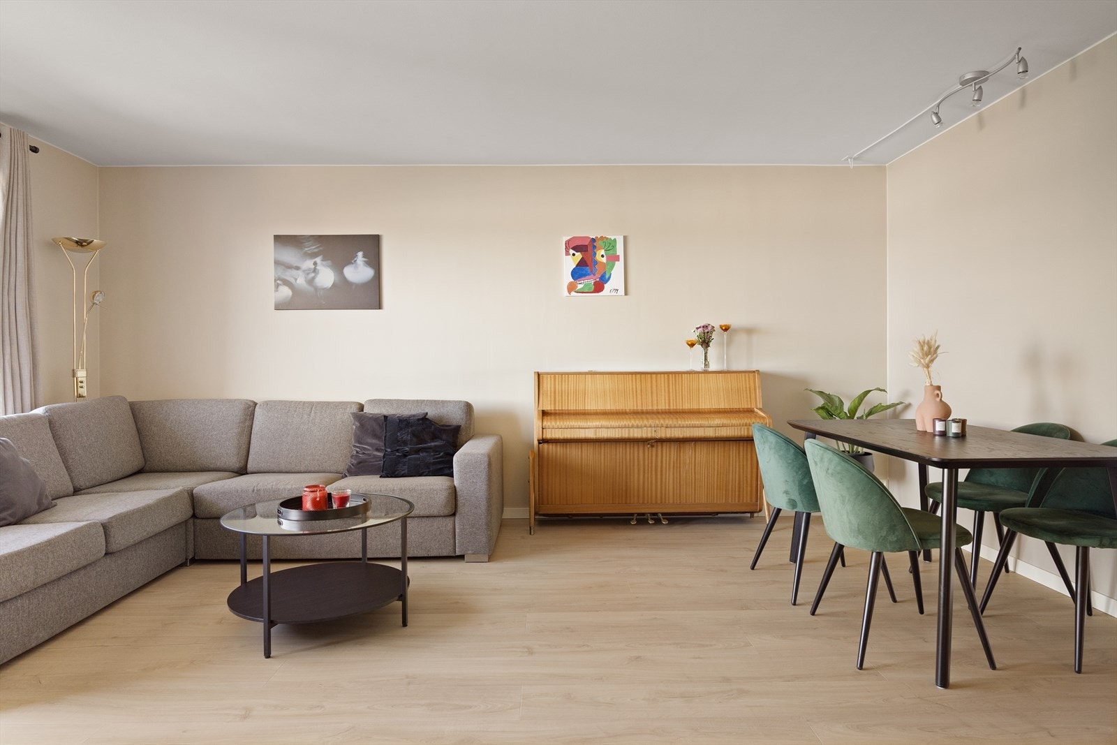 Leiligheten ble pusset opp med nytt gulv, malte overflater, elektrisk anlegg og nytt kjøkken i 2025 Galleribilde