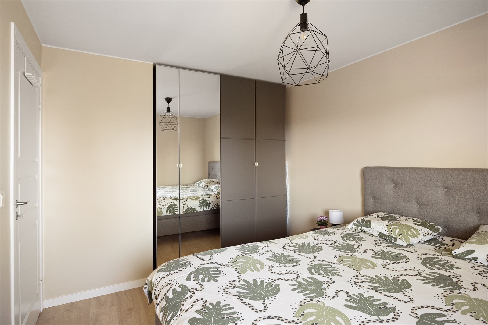 Det er godt med oppbevaringsplass i medfølgende garderobeskap Galleribilde